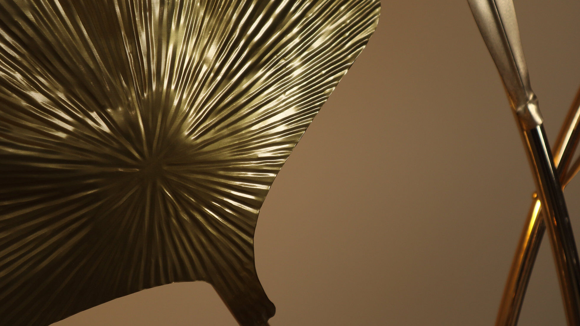 Grand lampadaire en laiton en forme de flamant rose, orné de feuilles de ginkgo sculptées, années 1970