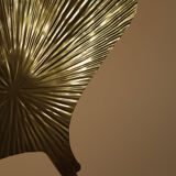 Grand lampadaire en laiton en forme de flamant rose, orné de feuilles de ginkgo sculptées, années 1970