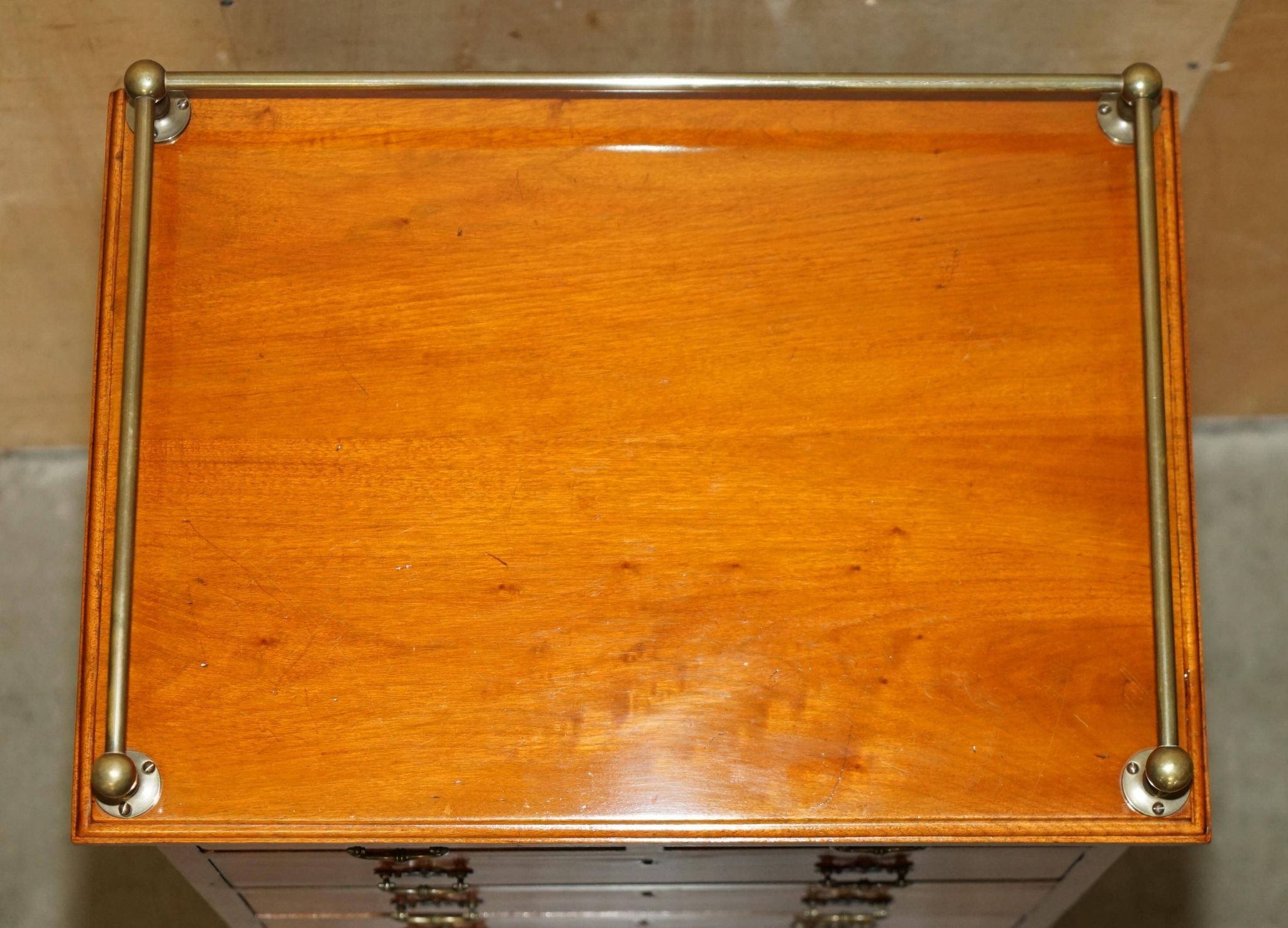 Commode haute victorienne en noyer avec galerie bronzée
