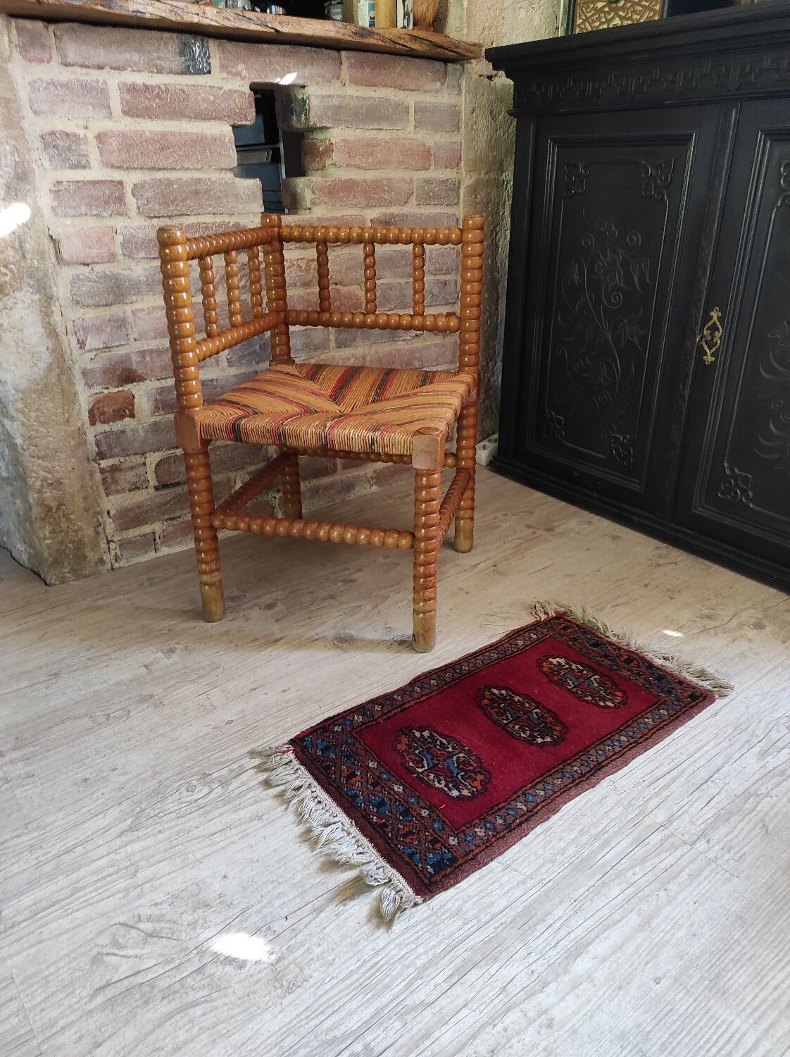 Mulched corner chair and light wood