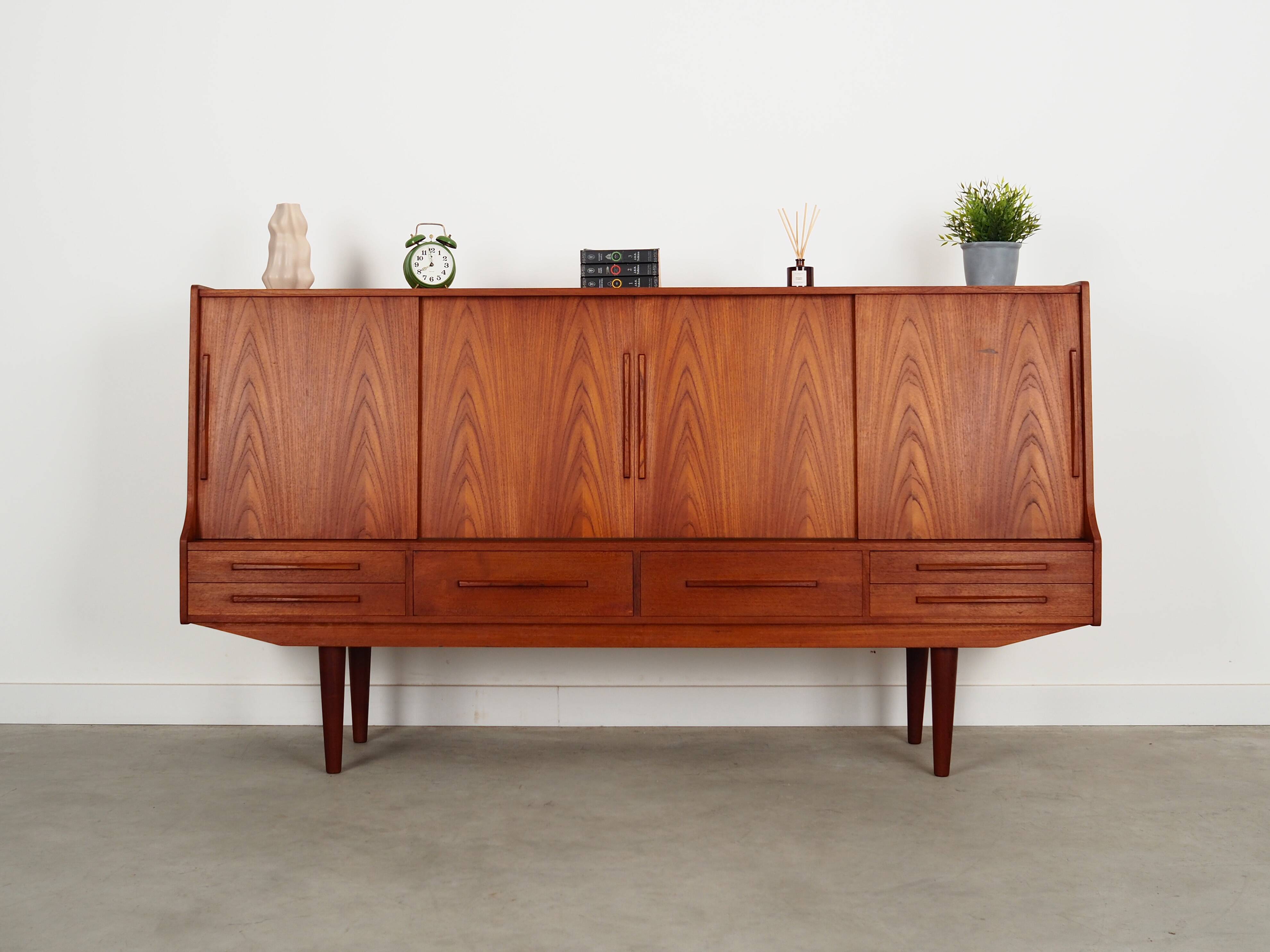 Buffet haut en teck, design danois, années 1960, production : Danemark