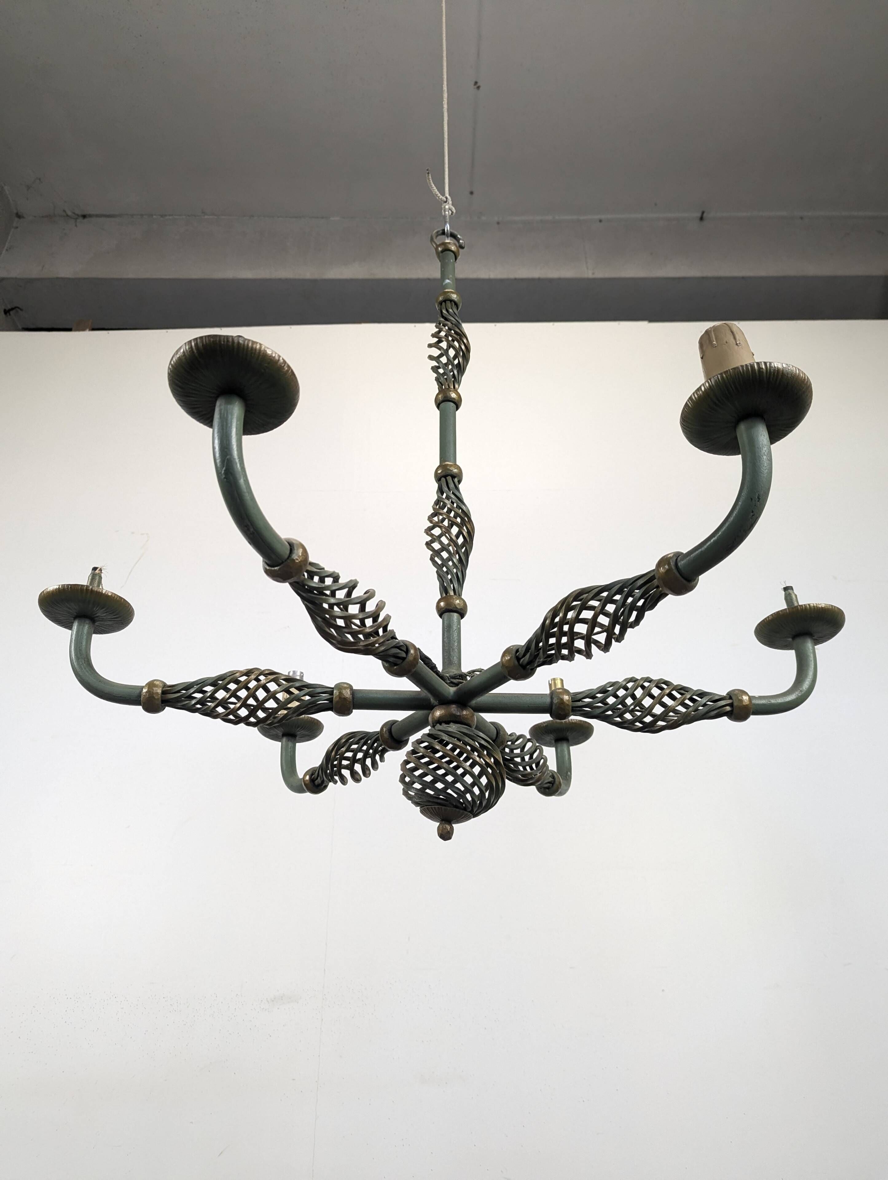 Grand lustre à six bras en fer forgé patiné vert et laiton