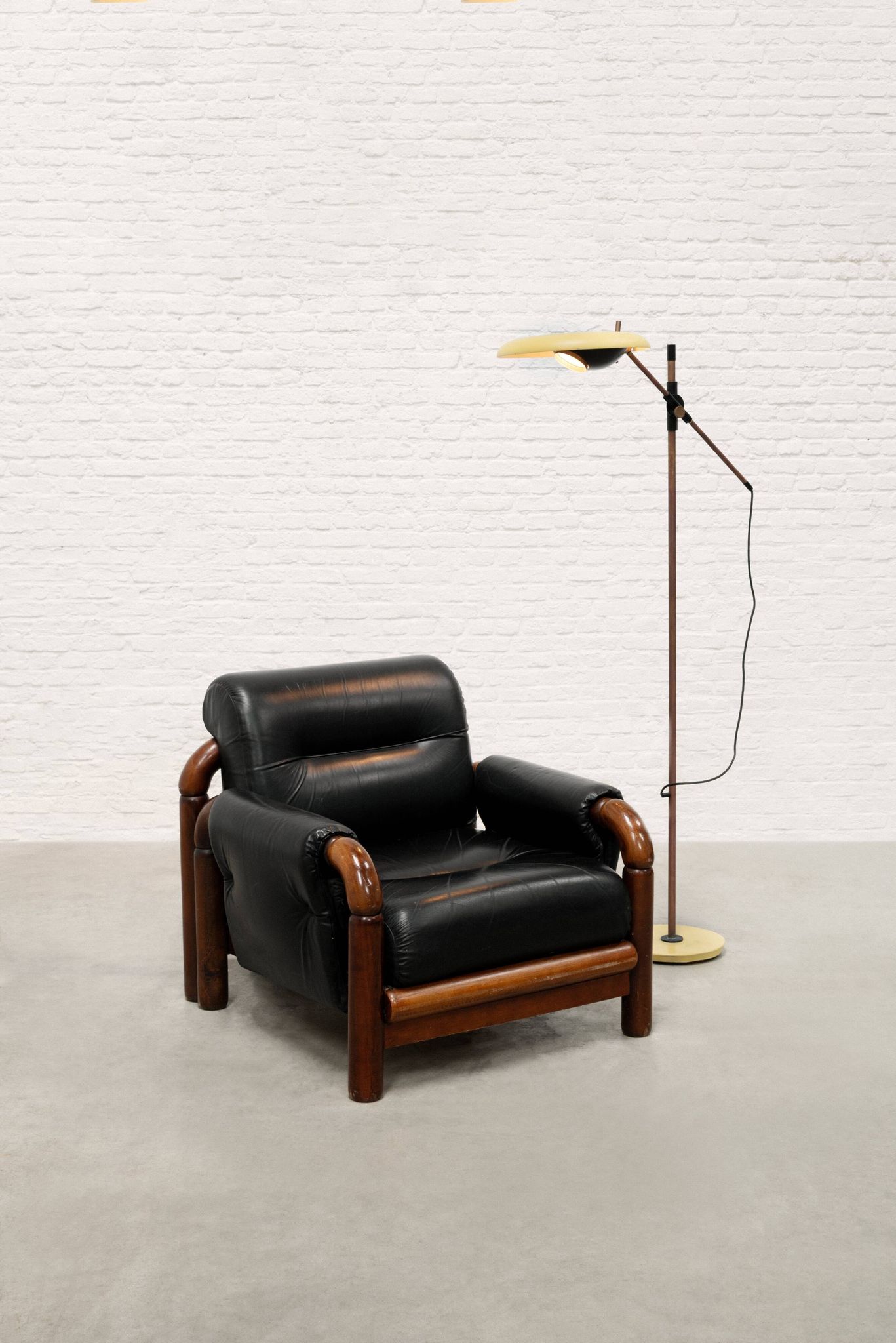 Fauteuil moderniste brésilien en cuir noir et bois massif, années 1970