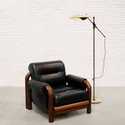 Fauteuil moderniste brésilien en cuir noir et bois massif, années 1970