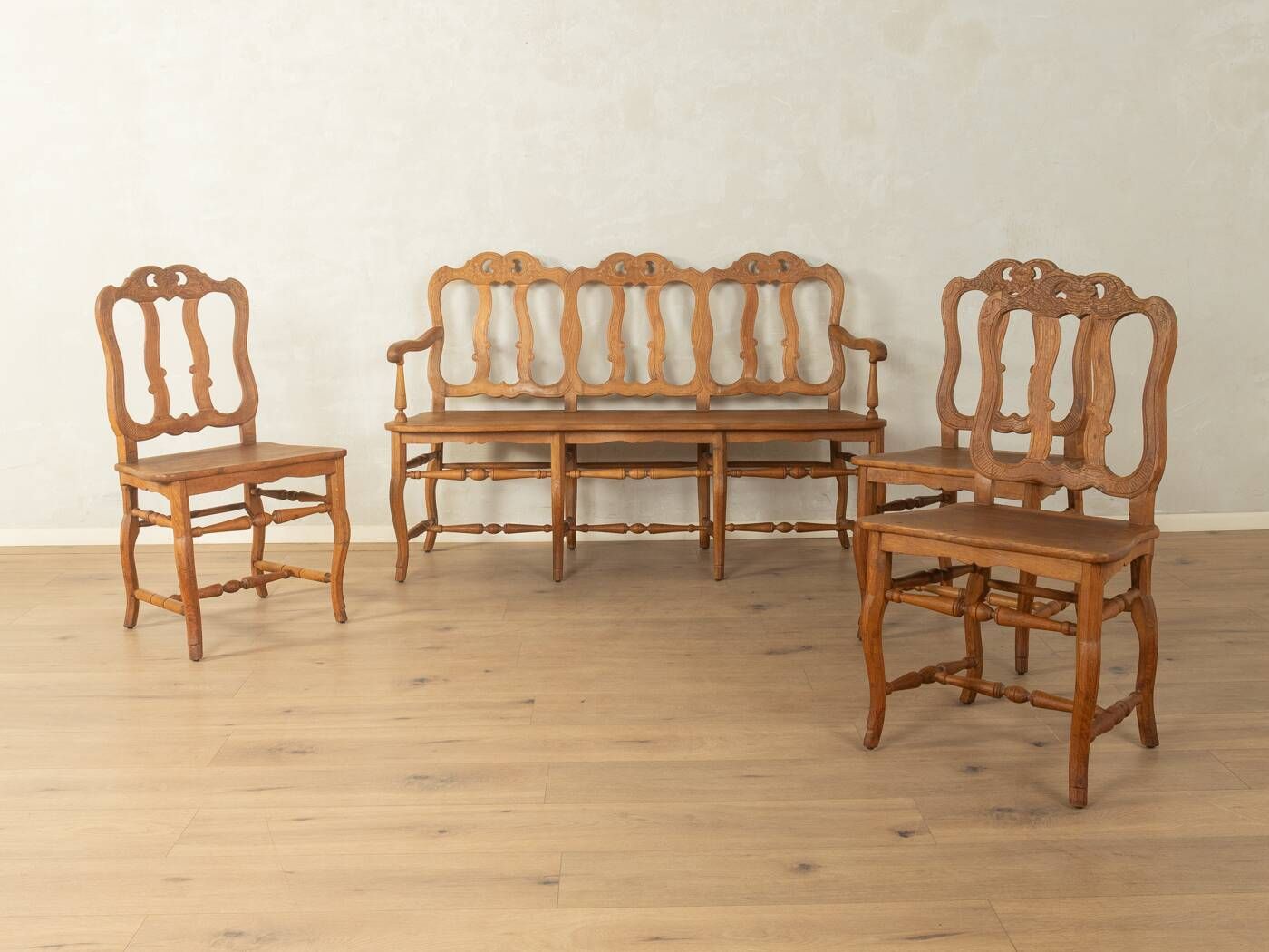 Ensemble de sièges antiques