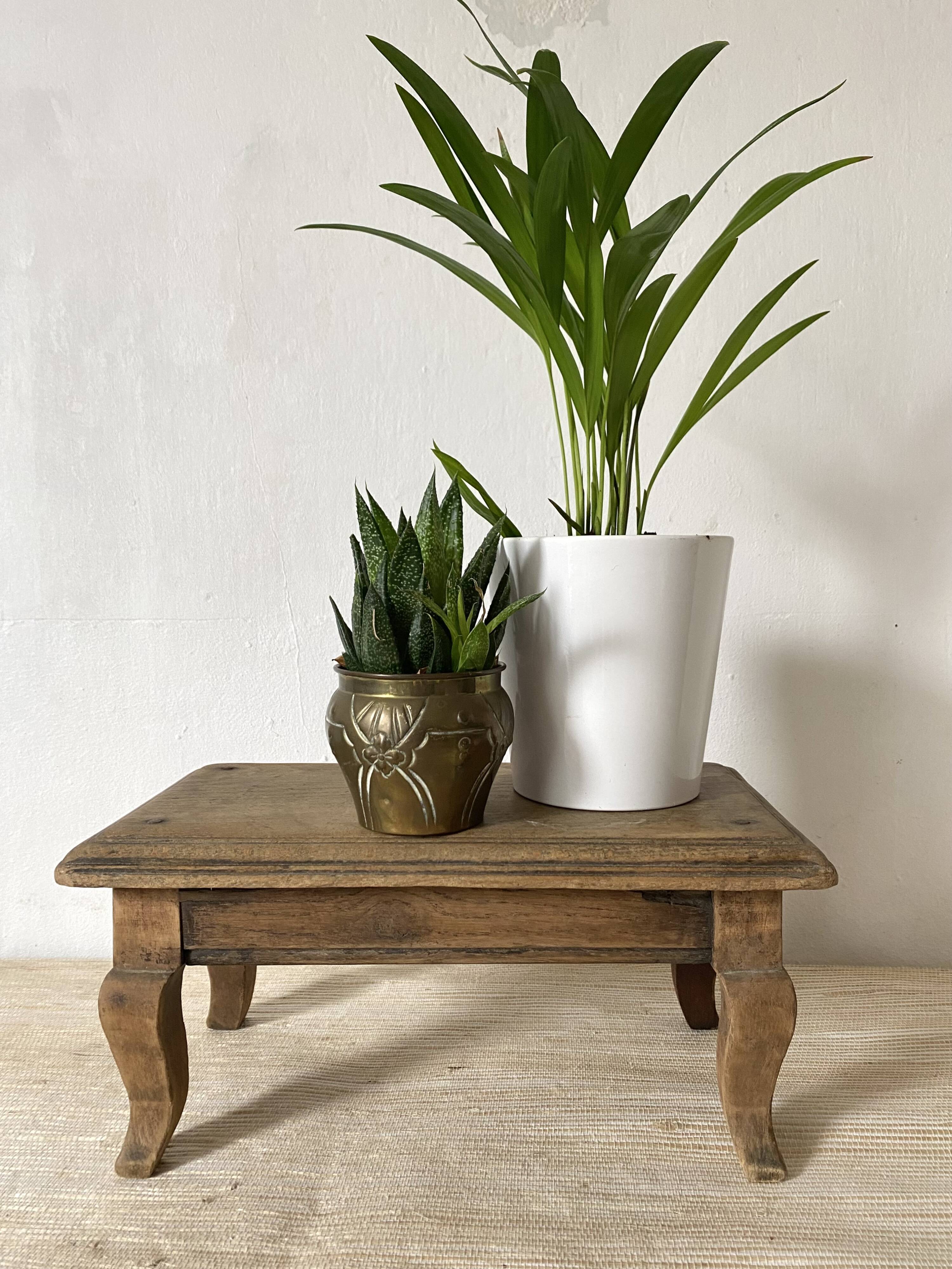 Low old stool 4 legs