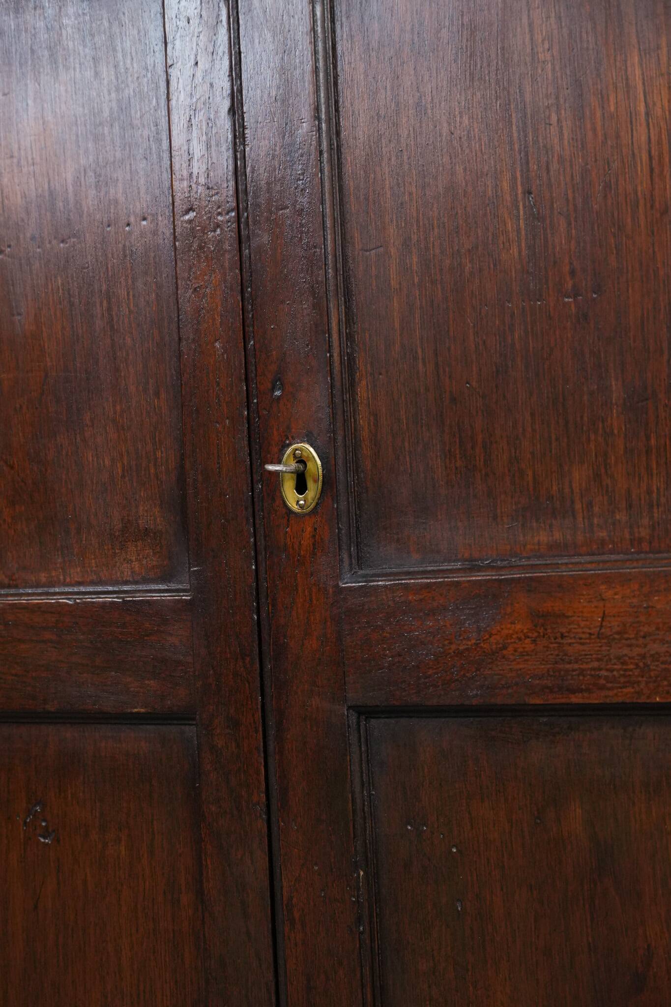 Charmant et intemporel meuble-commode ancien en chêne anglais du début du XIXe siècle, avec deux portes et une serrure fonctionnelle.