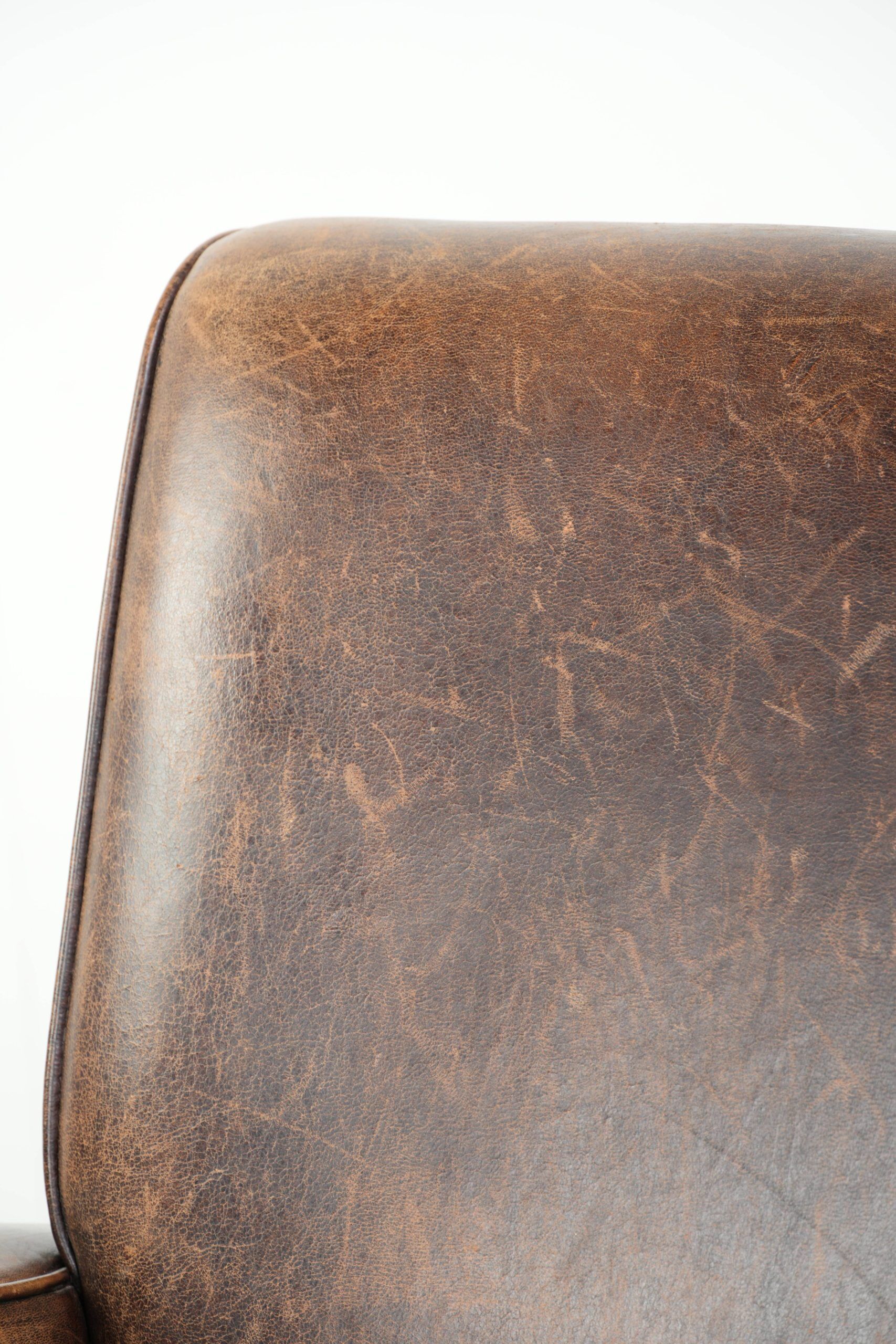 Sheepskin armchair with a timeless design and stunning warm colours