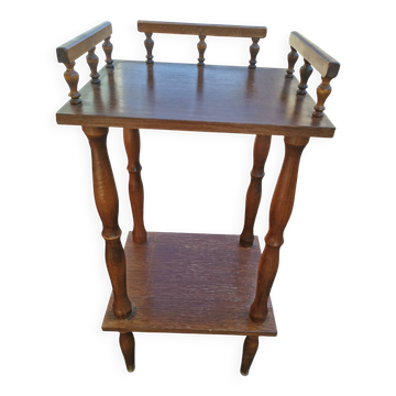 Petite table à balustrade. Table d appoint. Bois.