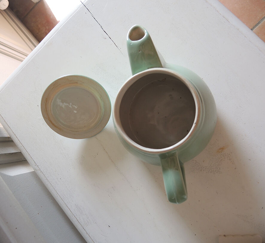 Former art deco teapot in green faïence