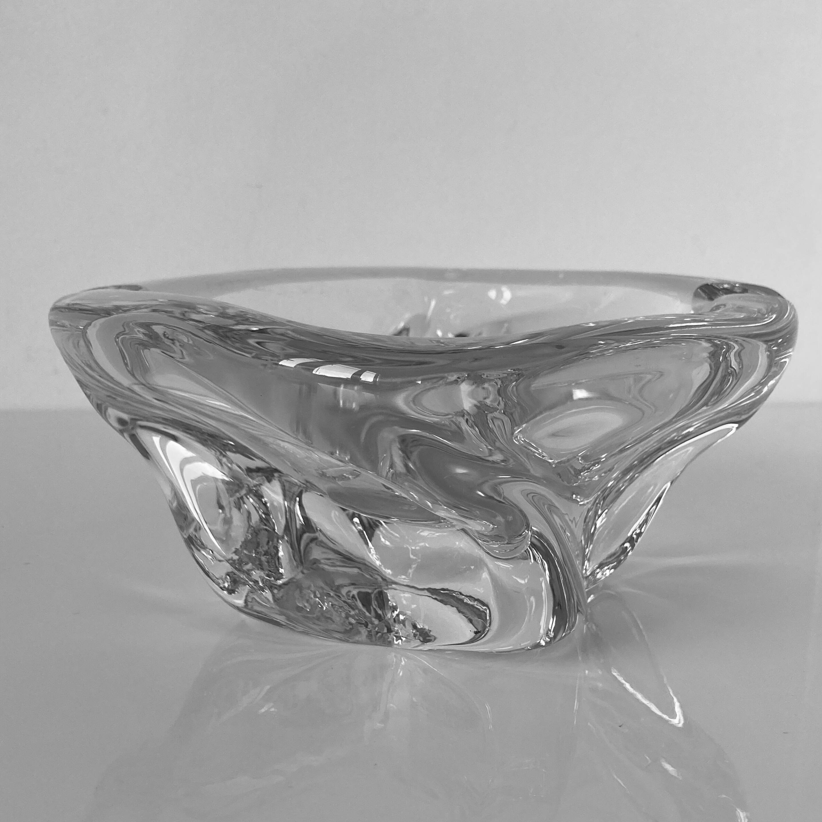 Imposing vintage ashtray in colorless crystal from the Daum house in Nancy