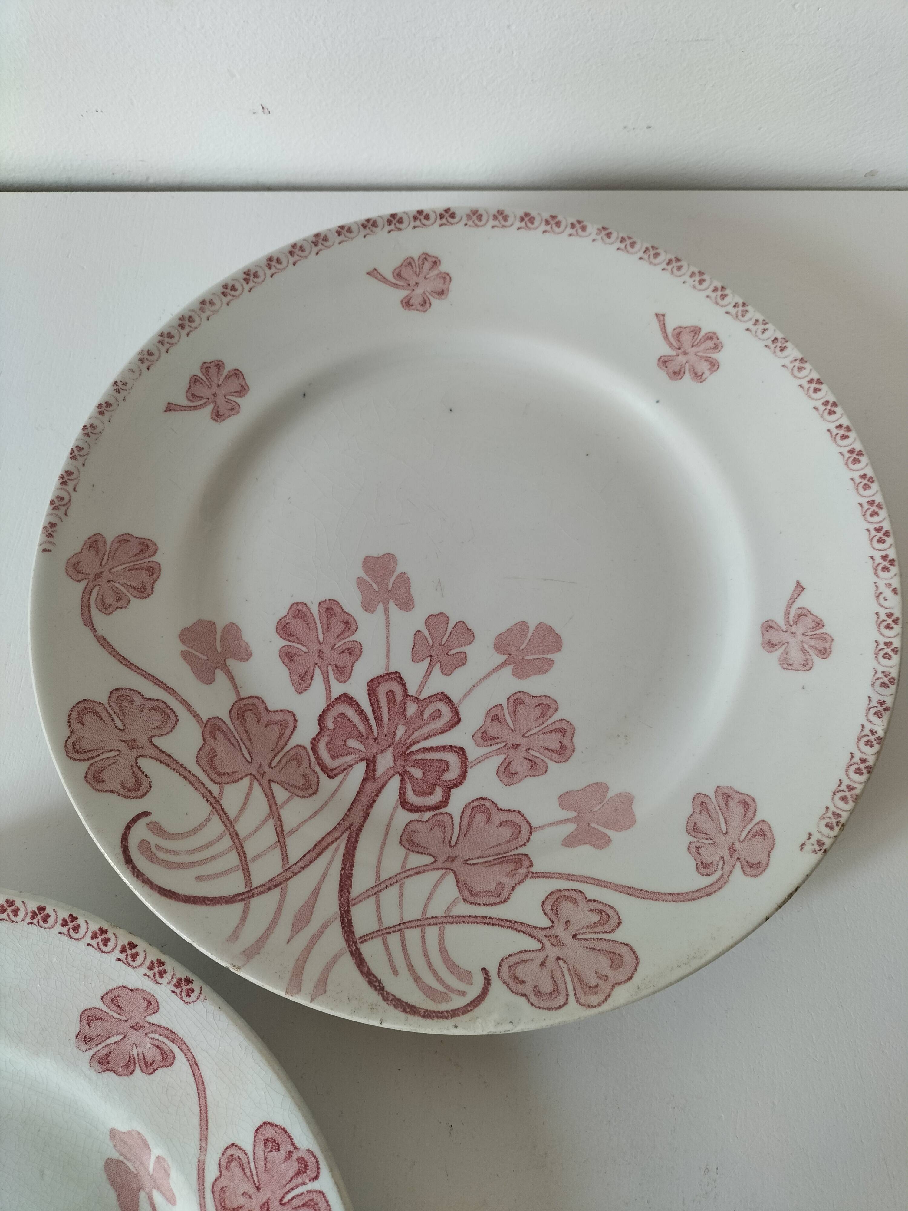 Duo of Lunéville flat plates, Lucien model – Clover decoration, early 20th century