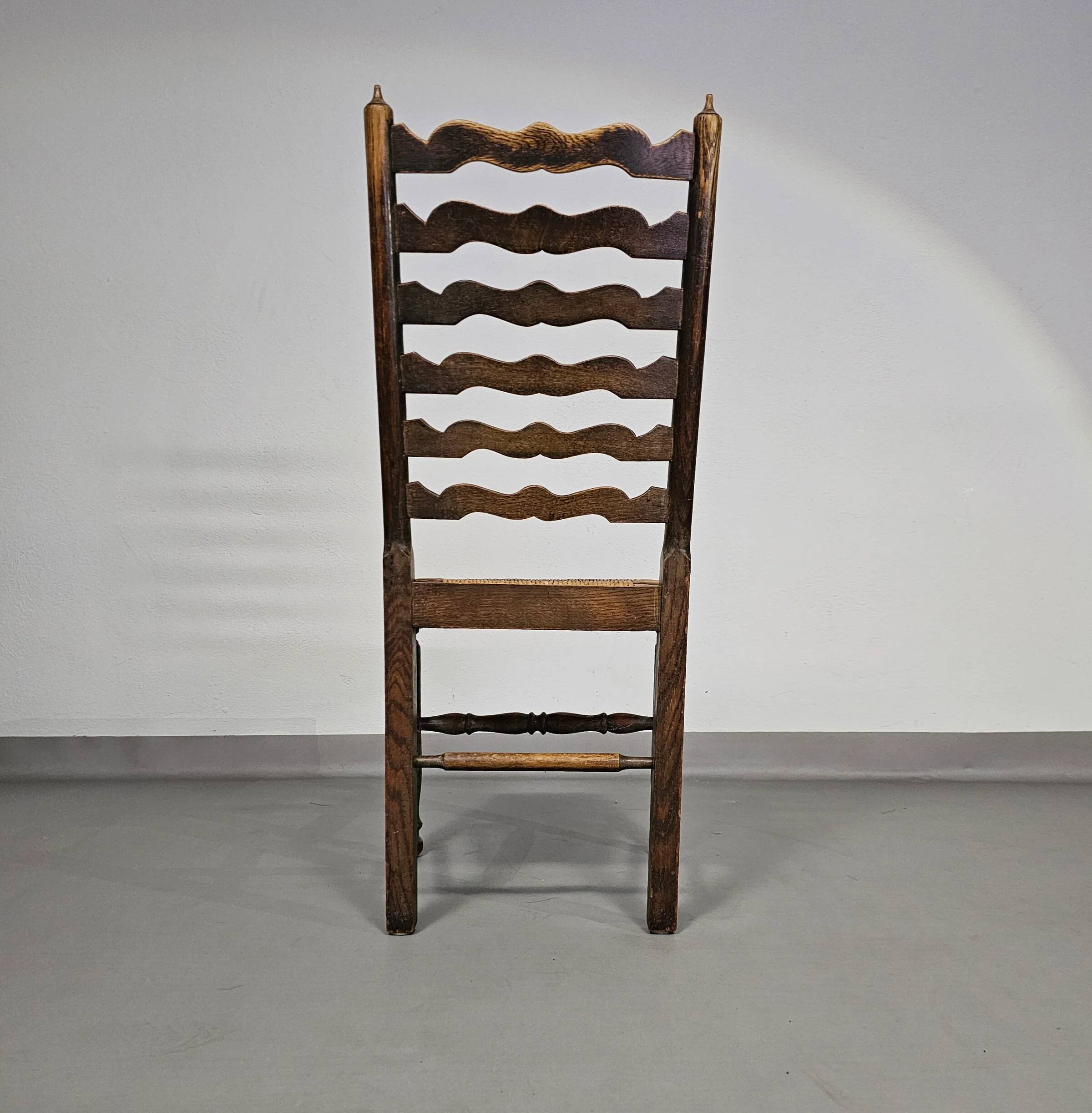 Ensemble de 4 chaises de salle à manger en chêne, rustiques, de ferme, à dossier en échelle avec sièges en jonc, années 1960