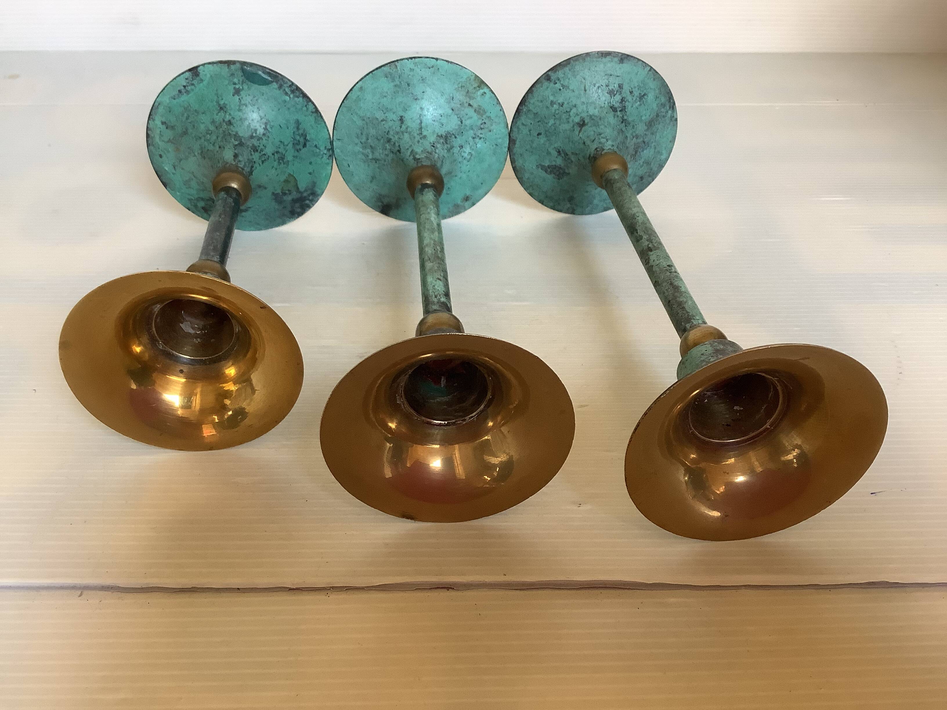 Set of candlesticks with green patina and brass Memphis