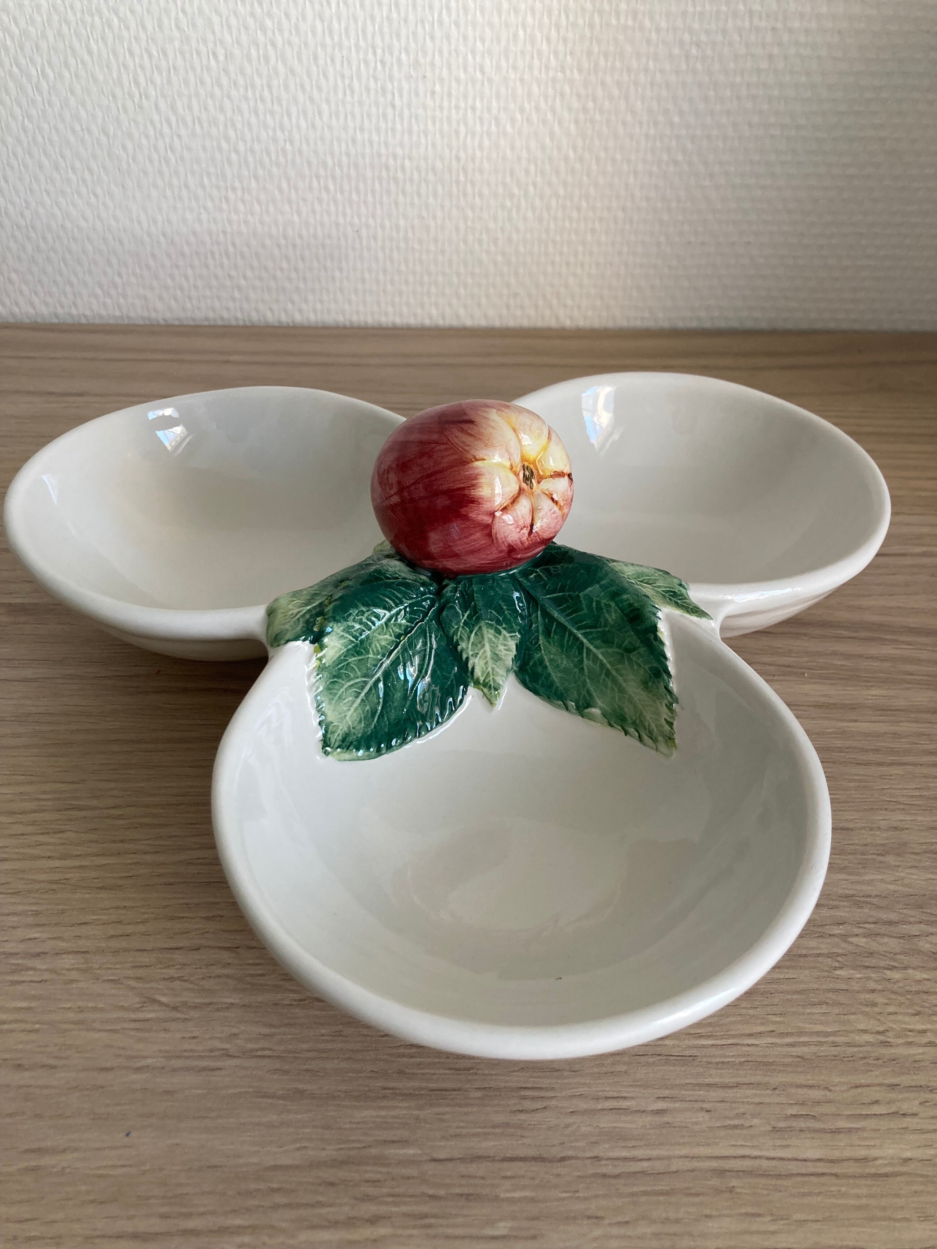 Tripod ceramic aperitif plate from Bassano (Italy) – Apple decor