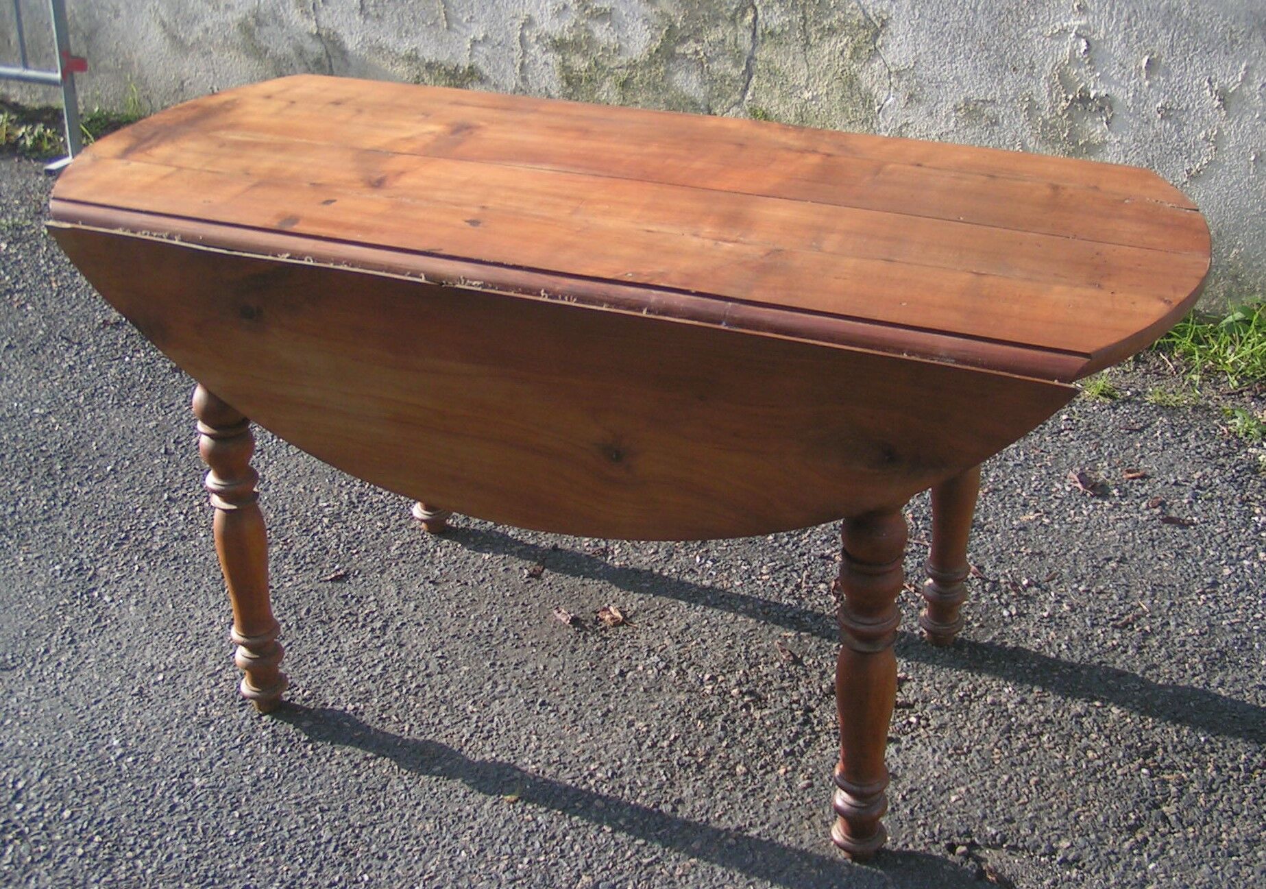 Oval flap table