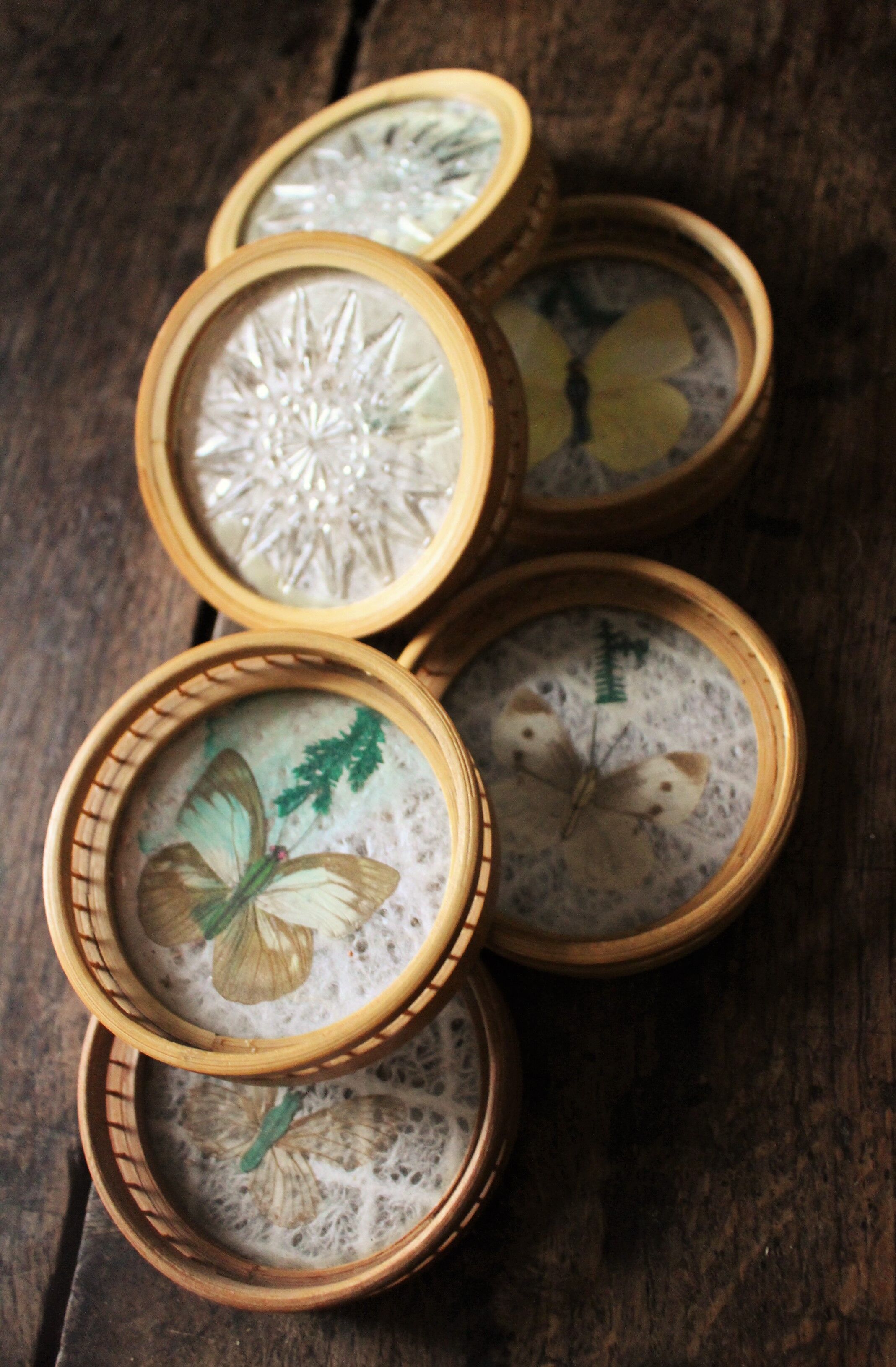 Un lot de 6 dessous de verre ronds bambou vintage papillons
