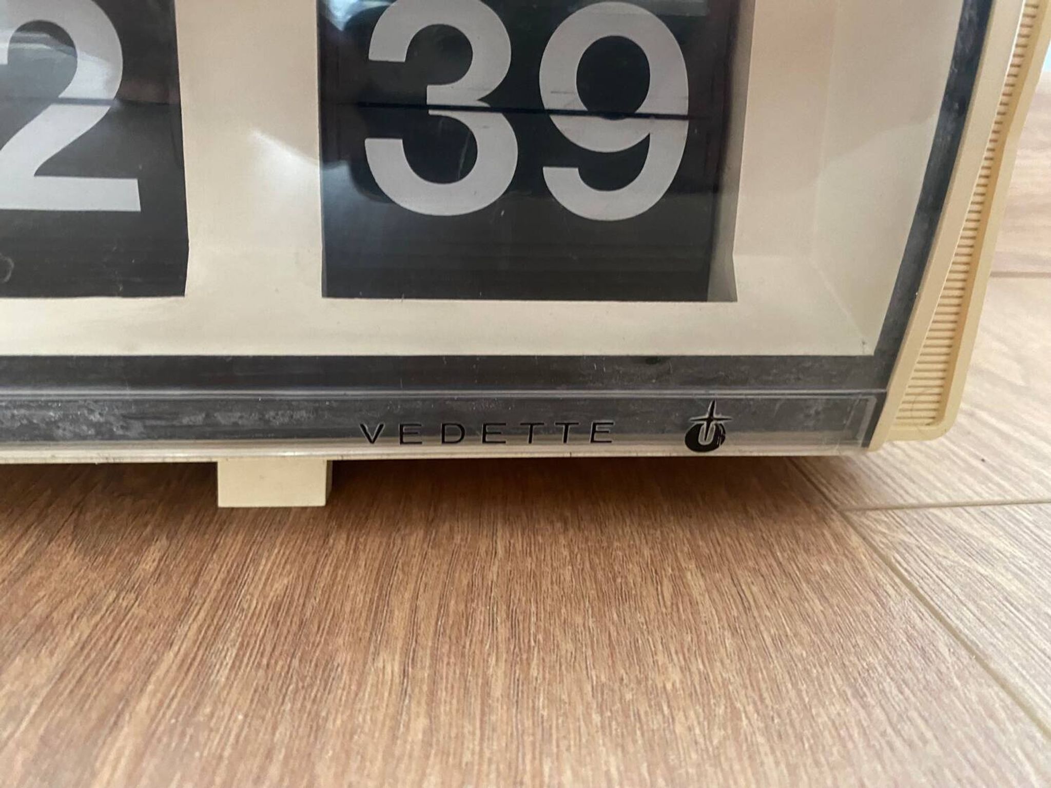 Horloge flip flap vedette