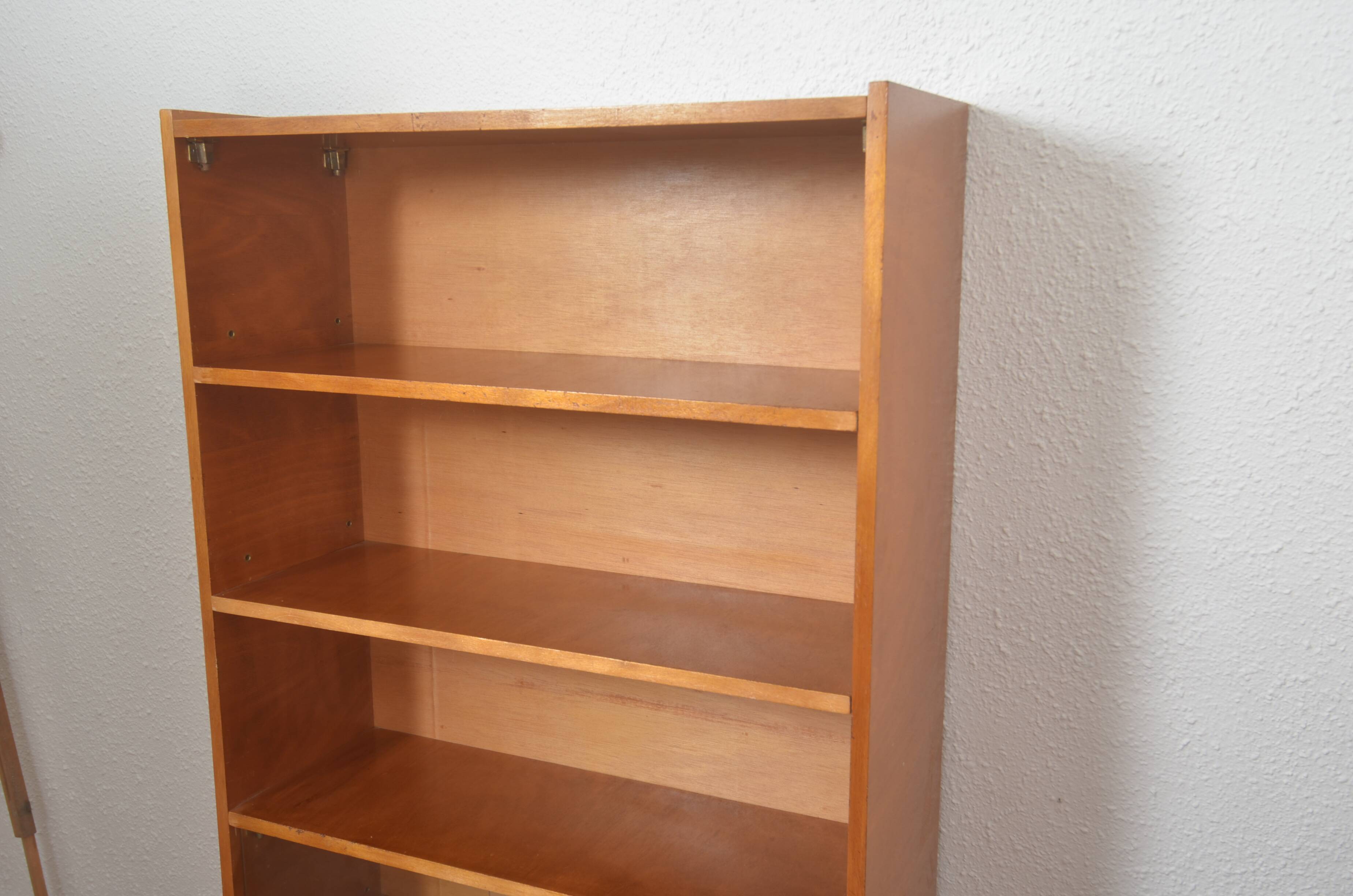 Vintage display cabinet in wood veneer, 1950s-1960s.