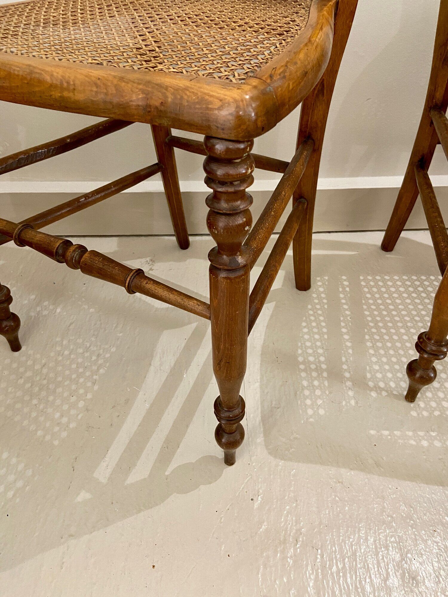 4 chaises en bois et cannage