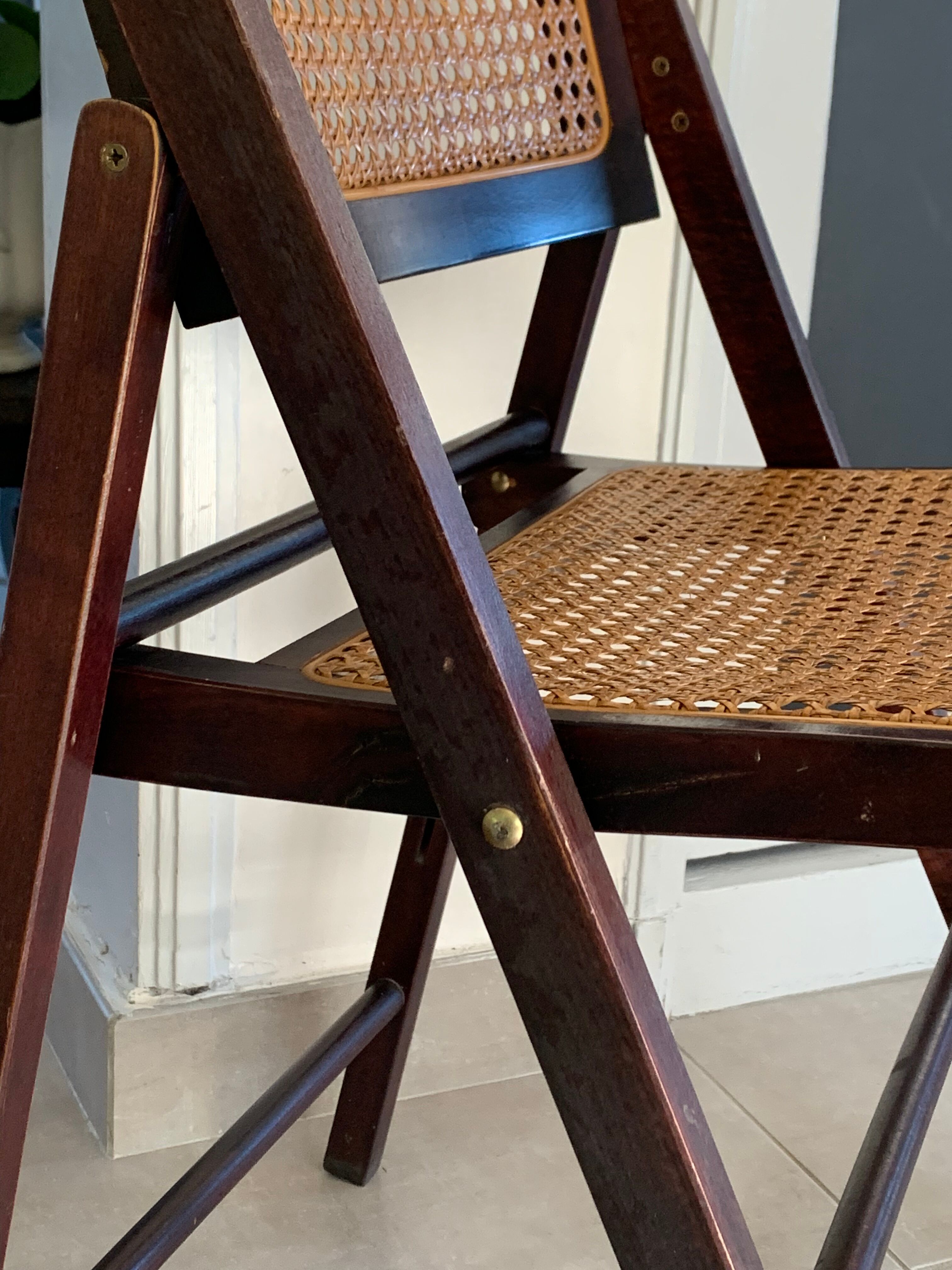 Canned folding chair