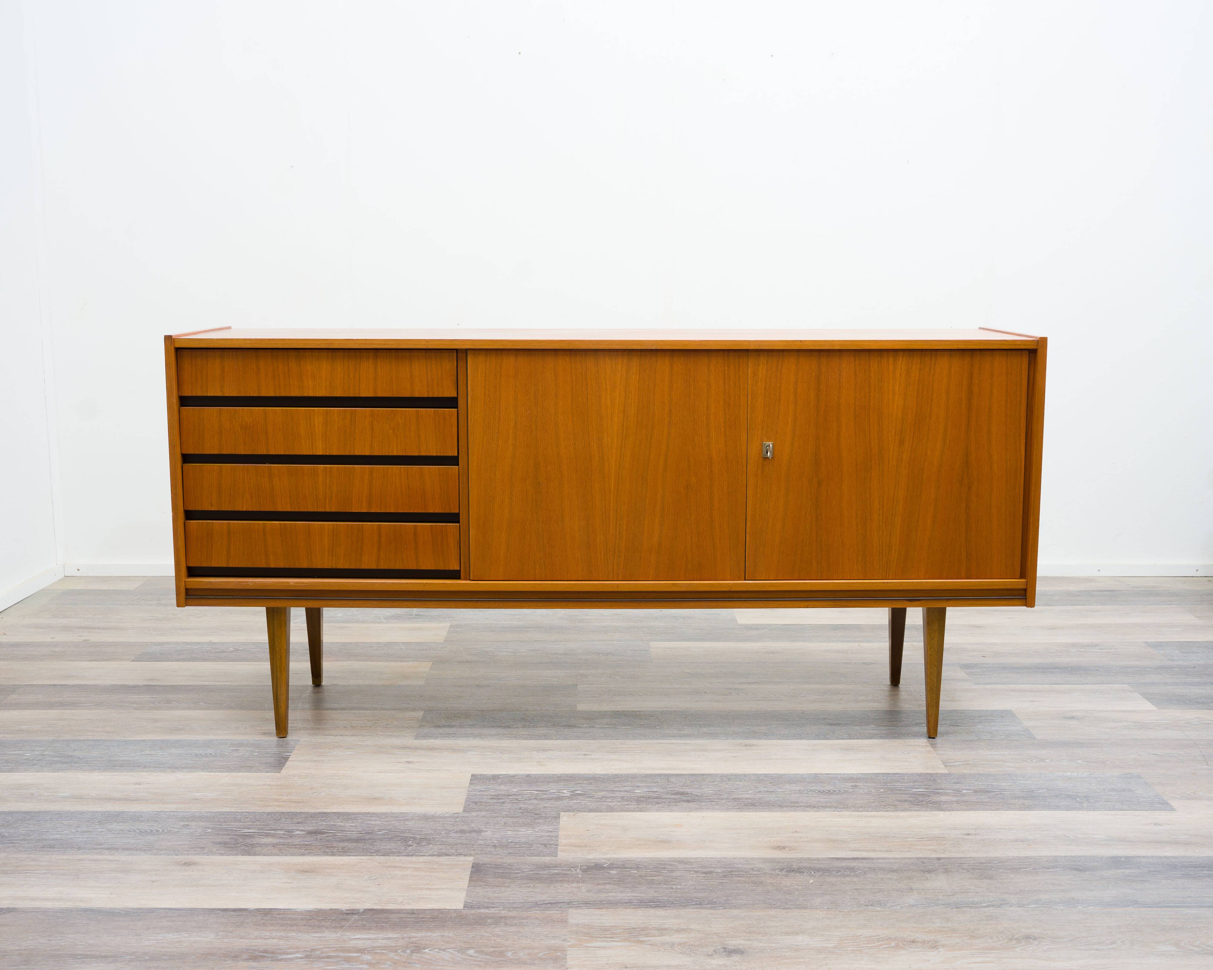 enfilade des années 60, de style scandinave classique