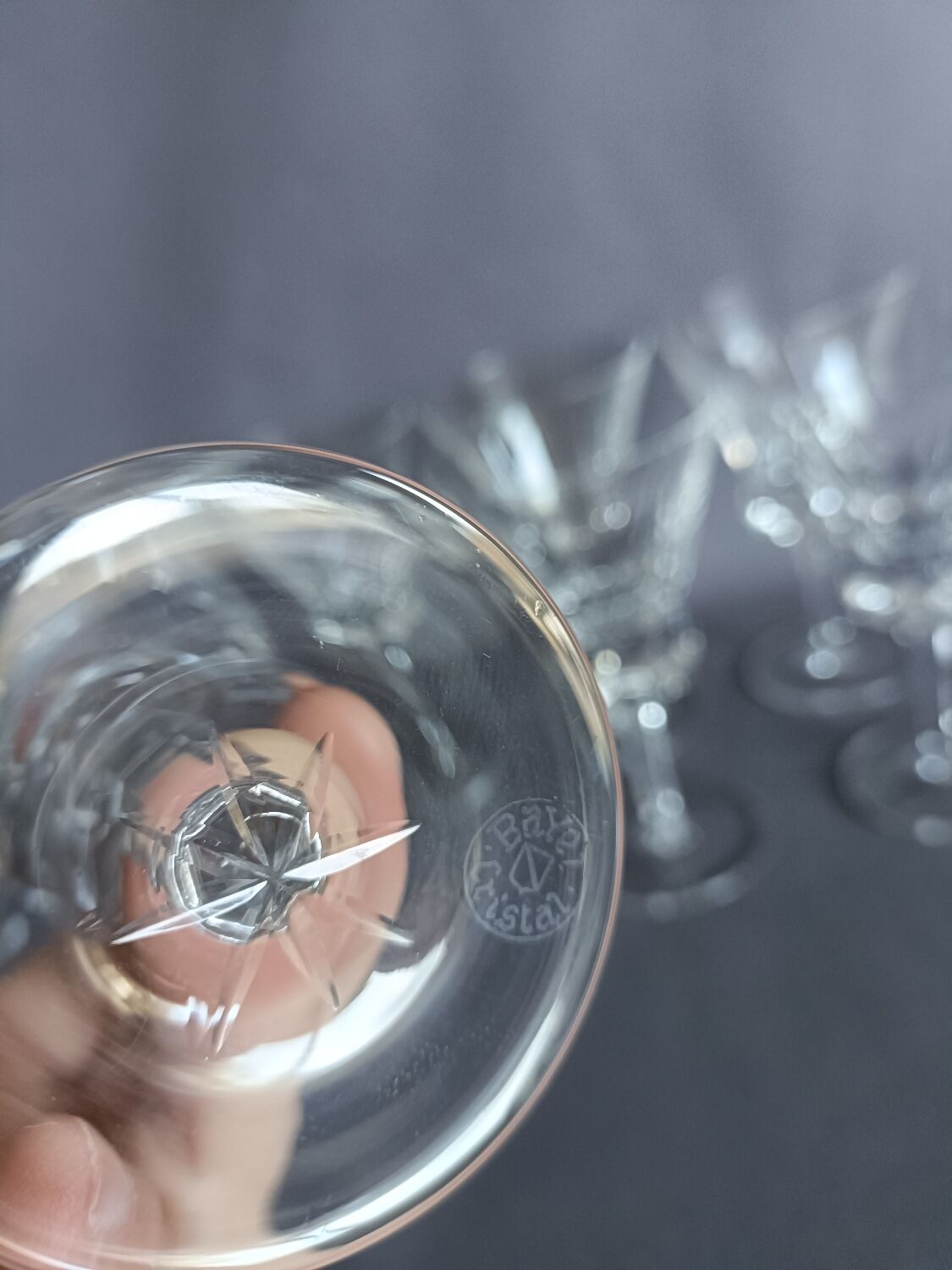 Série de 8 verres à vin blanc en cristal de Bayel