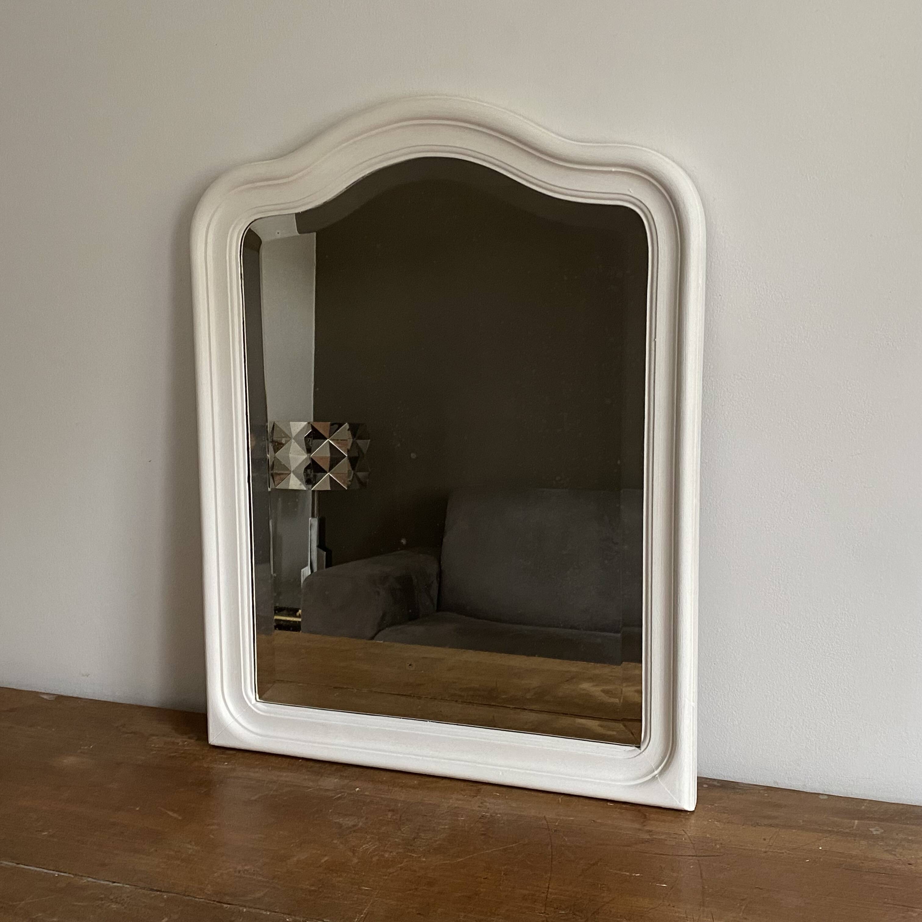 Antique mirror with a gendarme hat shape. White. 72x56.
