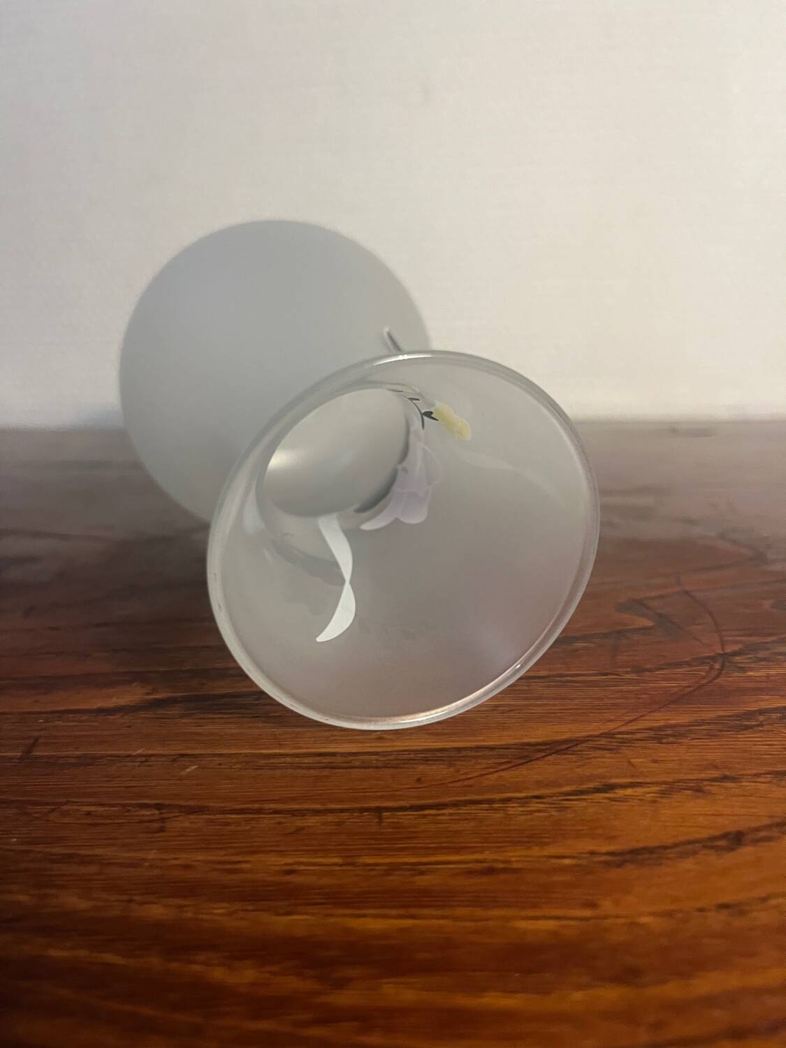 Duo vase en verre dépoli à fleurs noire et rose années 1980