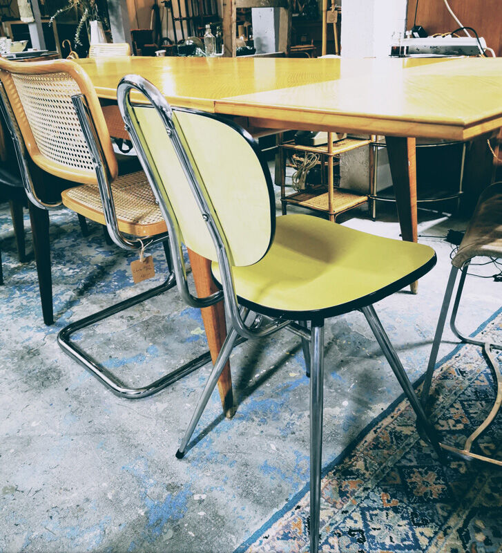 Expandable vintage table