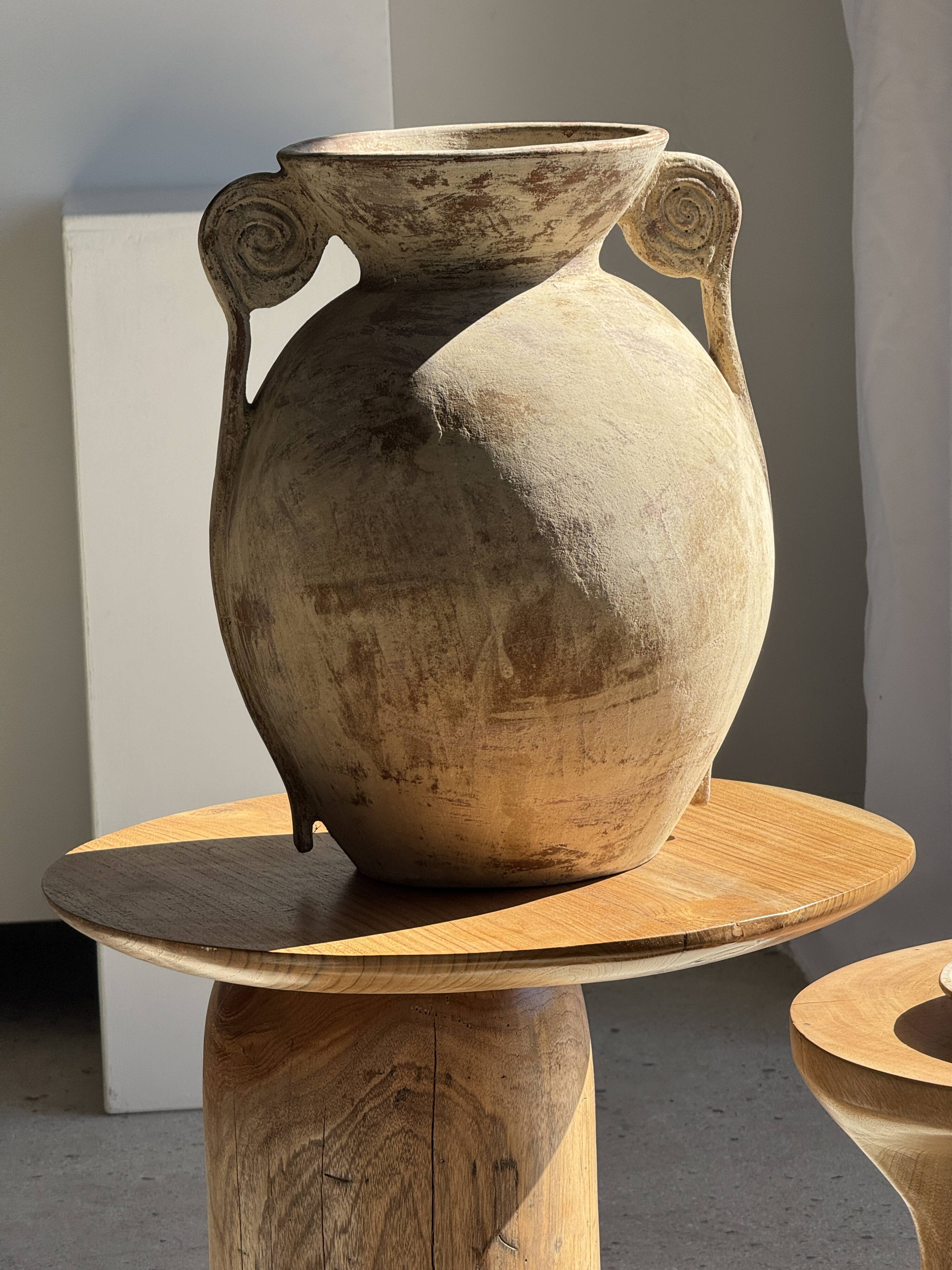 Side table in solid teak with a circular top, column base H51.5 D50.