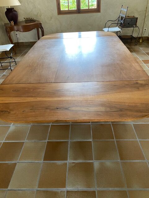 Table ancienne en noyer massif