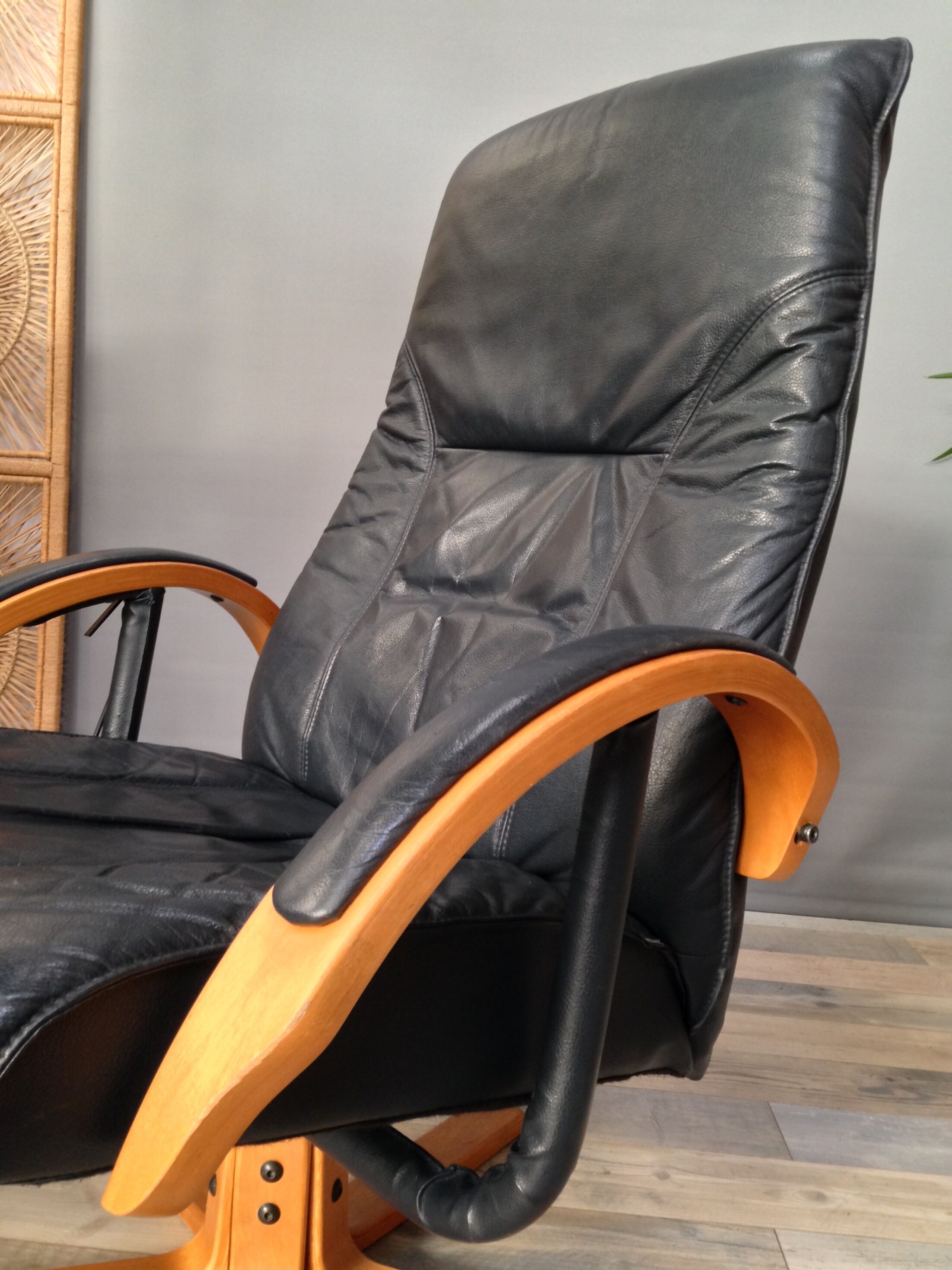 Danish design swivel and reclining relaxed chair by Jorgen Kastholm for Unico