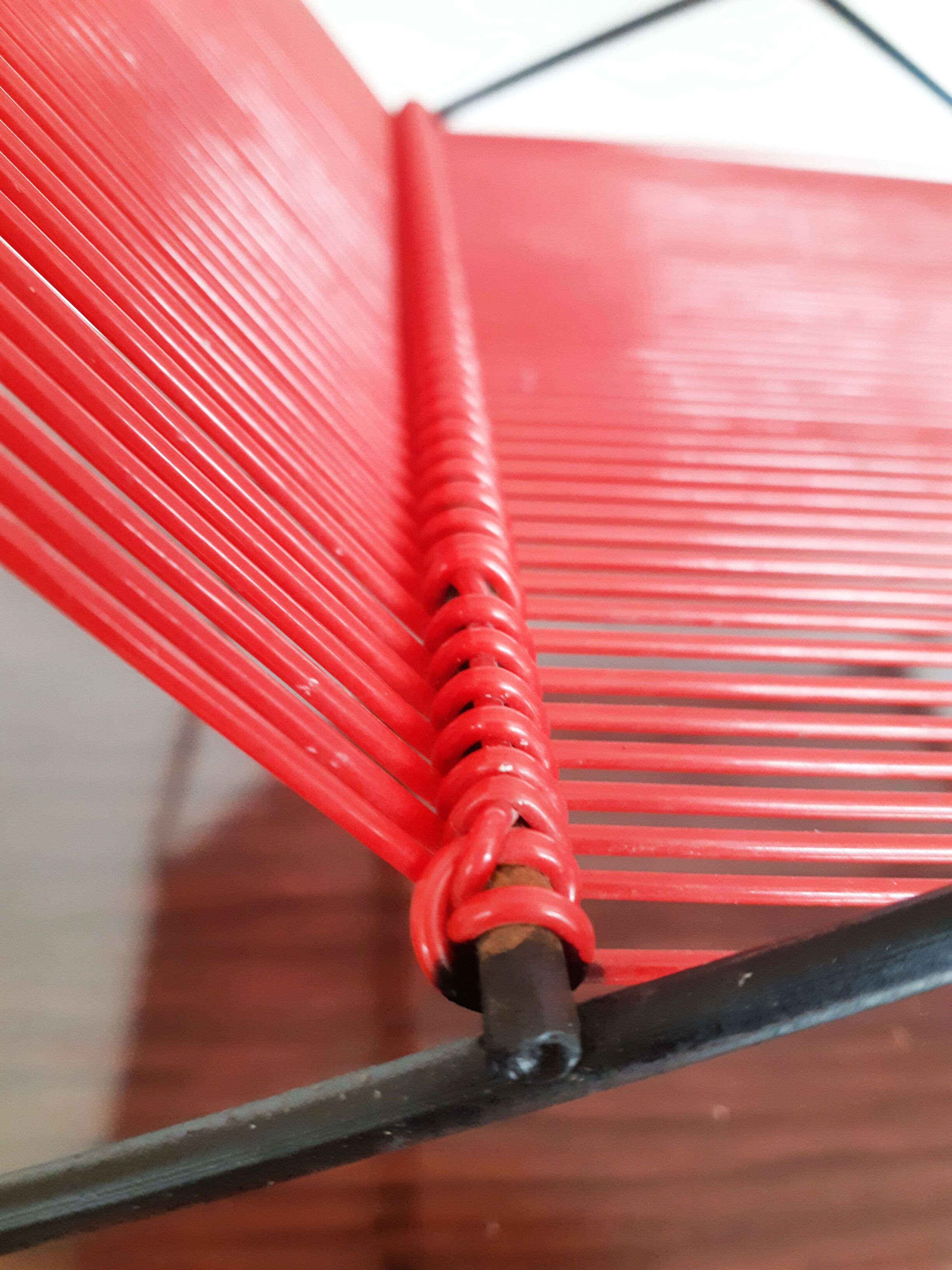 Vinyl record holder, vintage, metal and red scoubidou , rak 50s