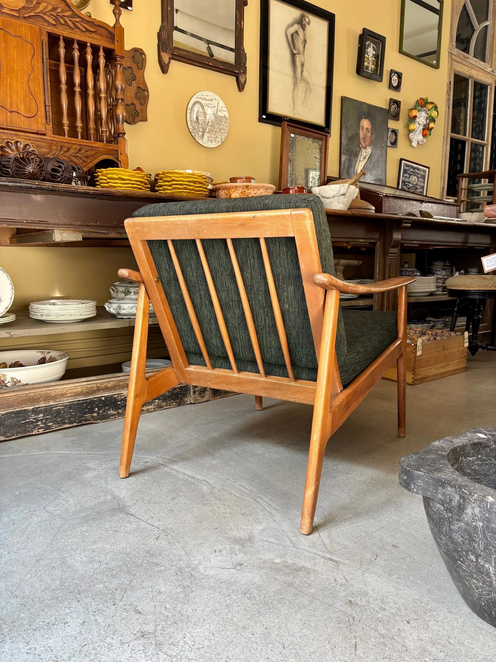 Fauteuil de style scandinave en bois clair et tissu vert foncé, vers 1960