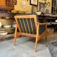 Fauteuil de style scandinave en bois clair et tissu vert foncé, vers 1960