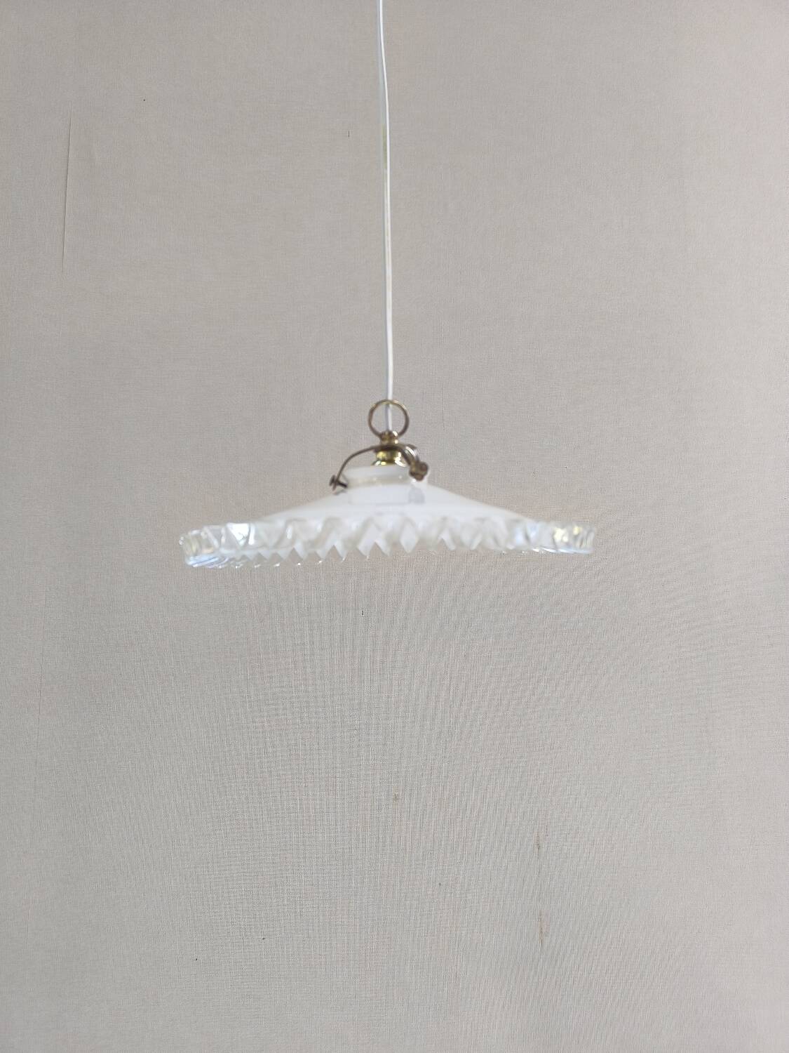 Notched opaline suspension