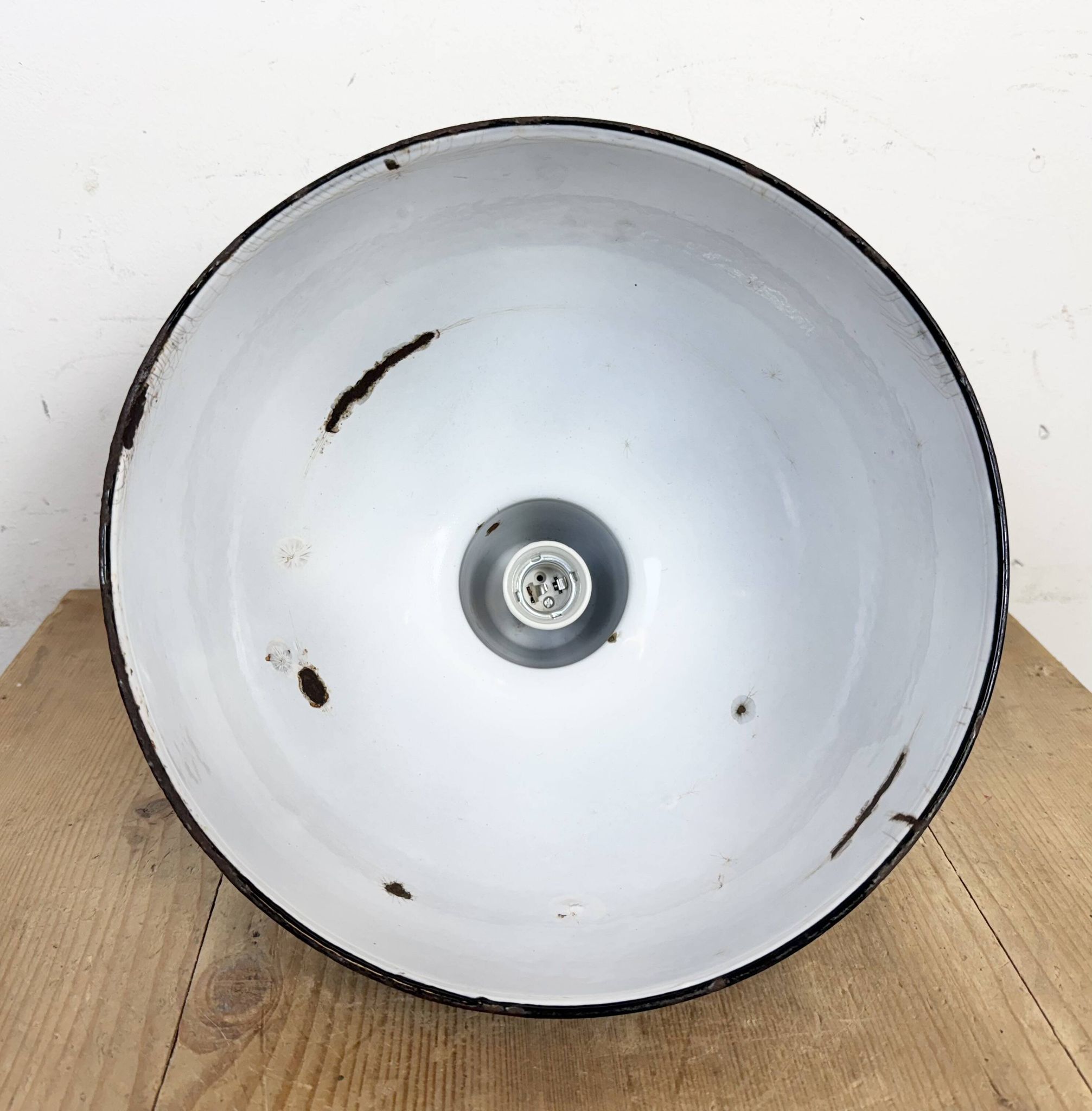 Lampe d'usine industrielle en émail noir avec dessus en fonte, années 1950