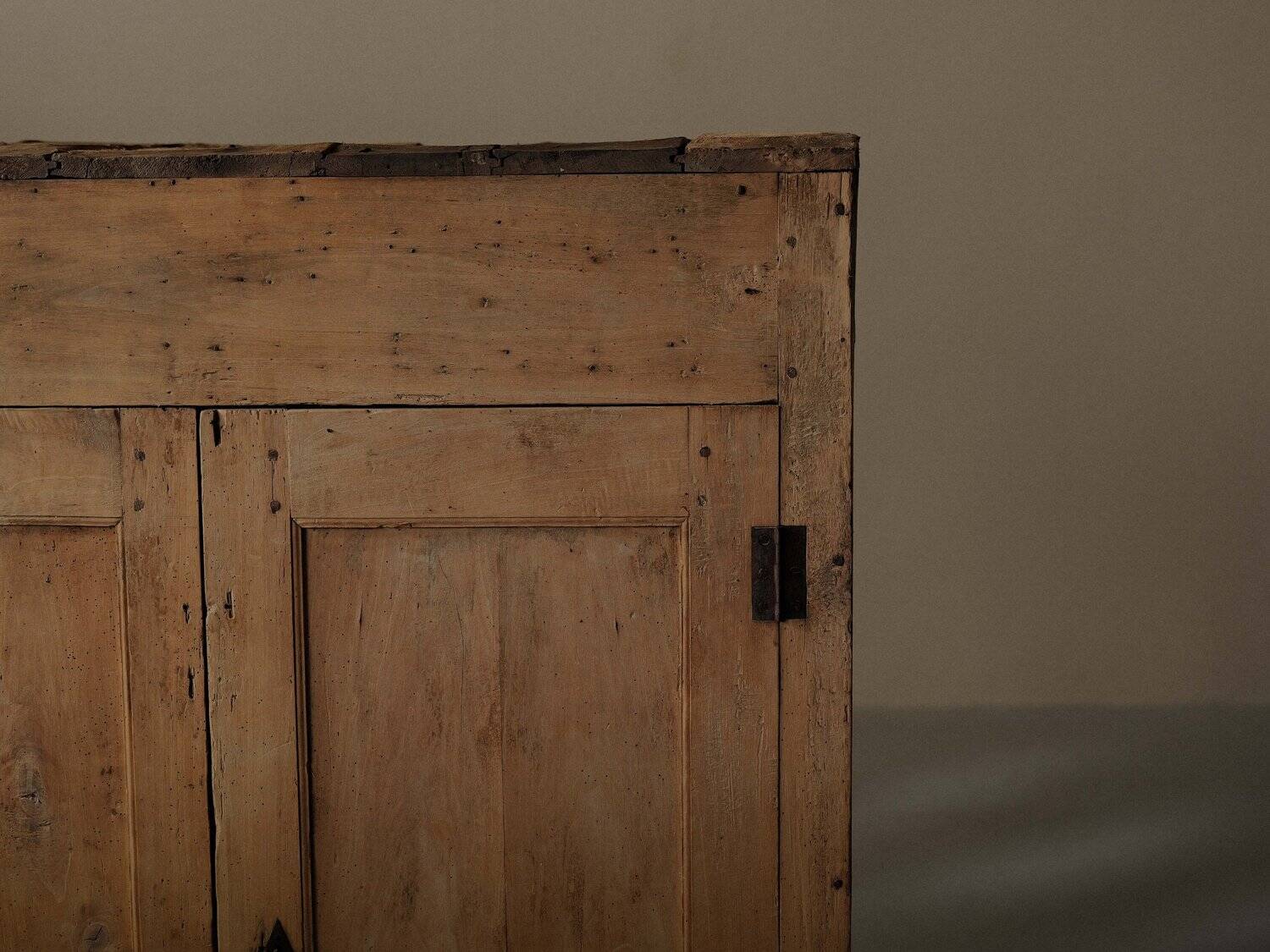 Petit meuble paysan en bois massif, vers 1900