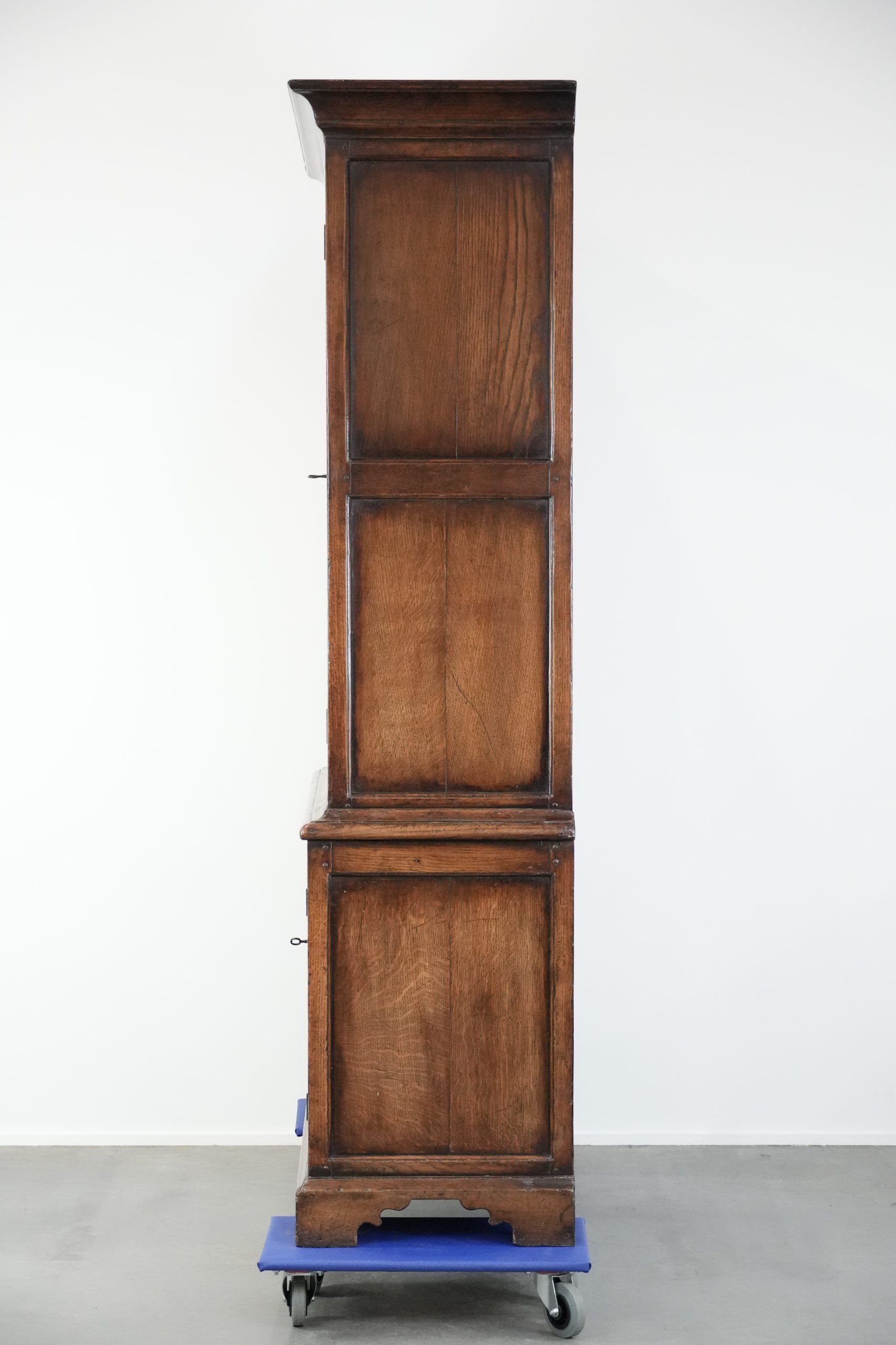 Armoire/ buffet anglais du XVIIIe siècle en chêne.