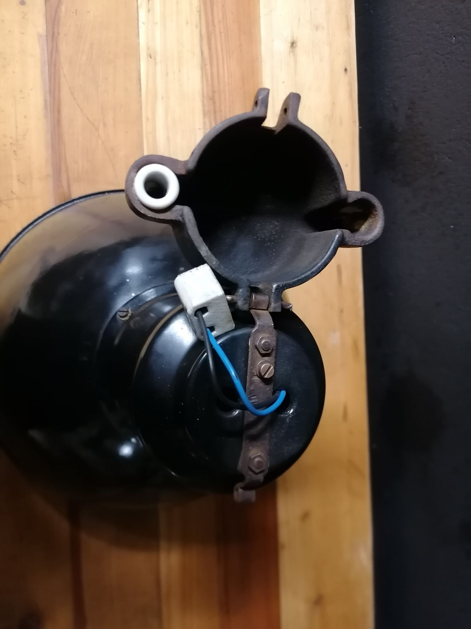 Industrial vintage factory pendant lamp, enamelled metal, 60s