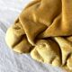 Coussin vintage carré en velours plissé jaune