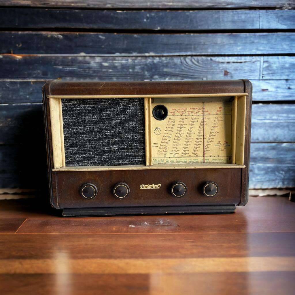 Vintage wooden radio radiobell