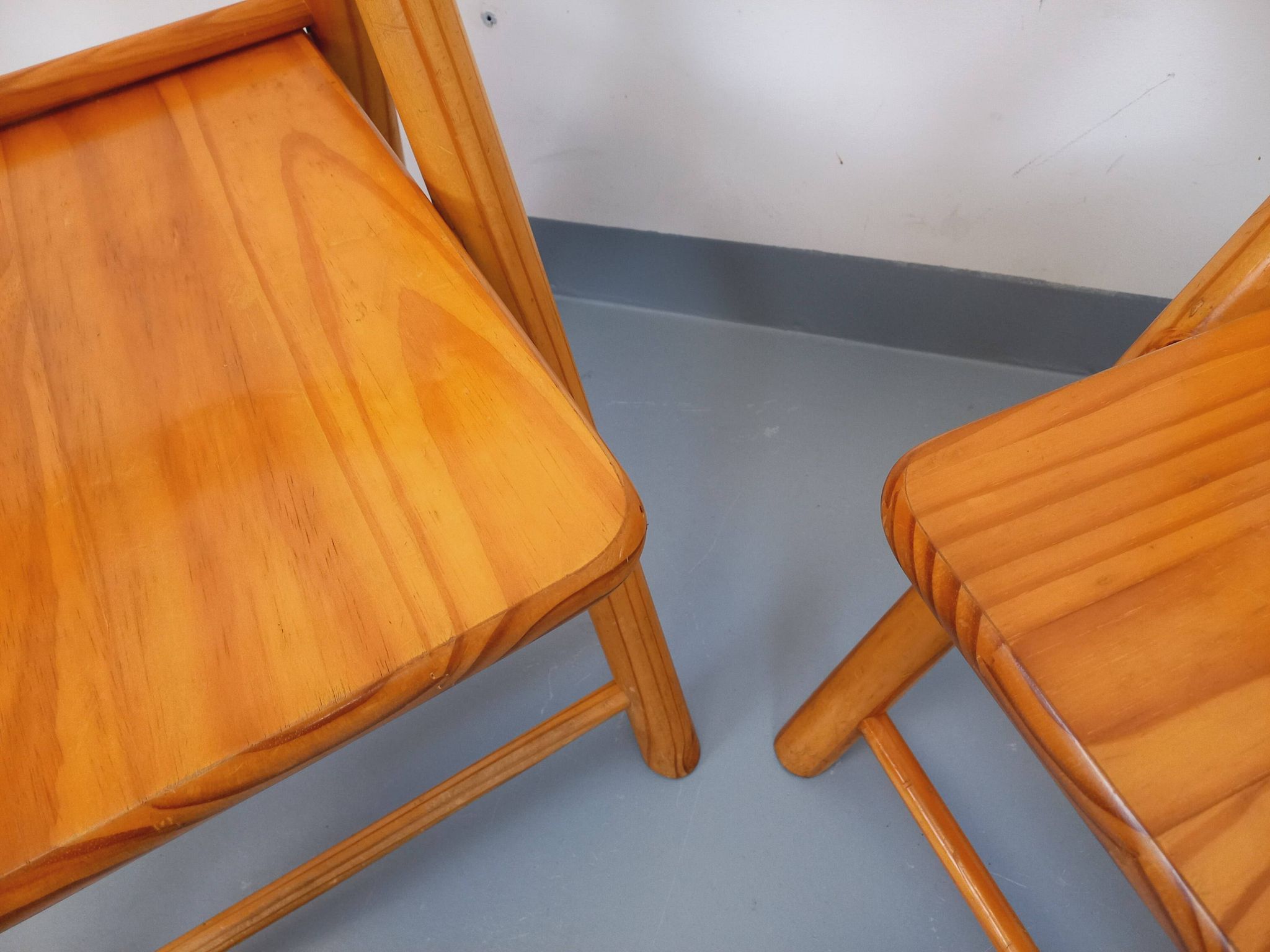 Pair of vintage folding chairs in pine from the 70s and 80s.