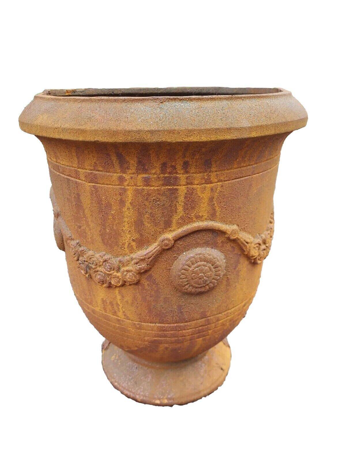 Anduse Medici vase in cast iron