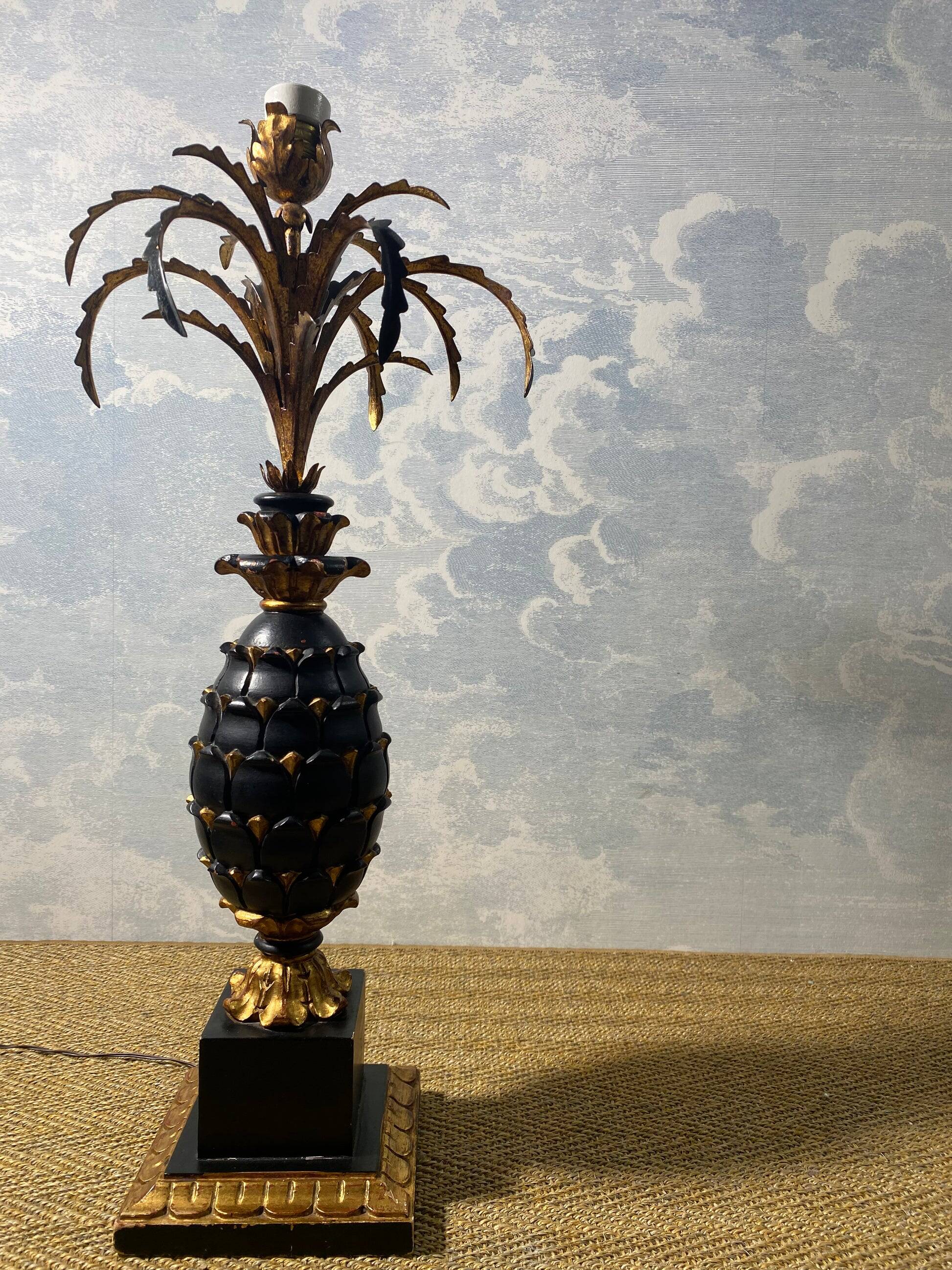 Grande lampe de table ananas en bois sculpté noir et or, France, début du XXe siècle
