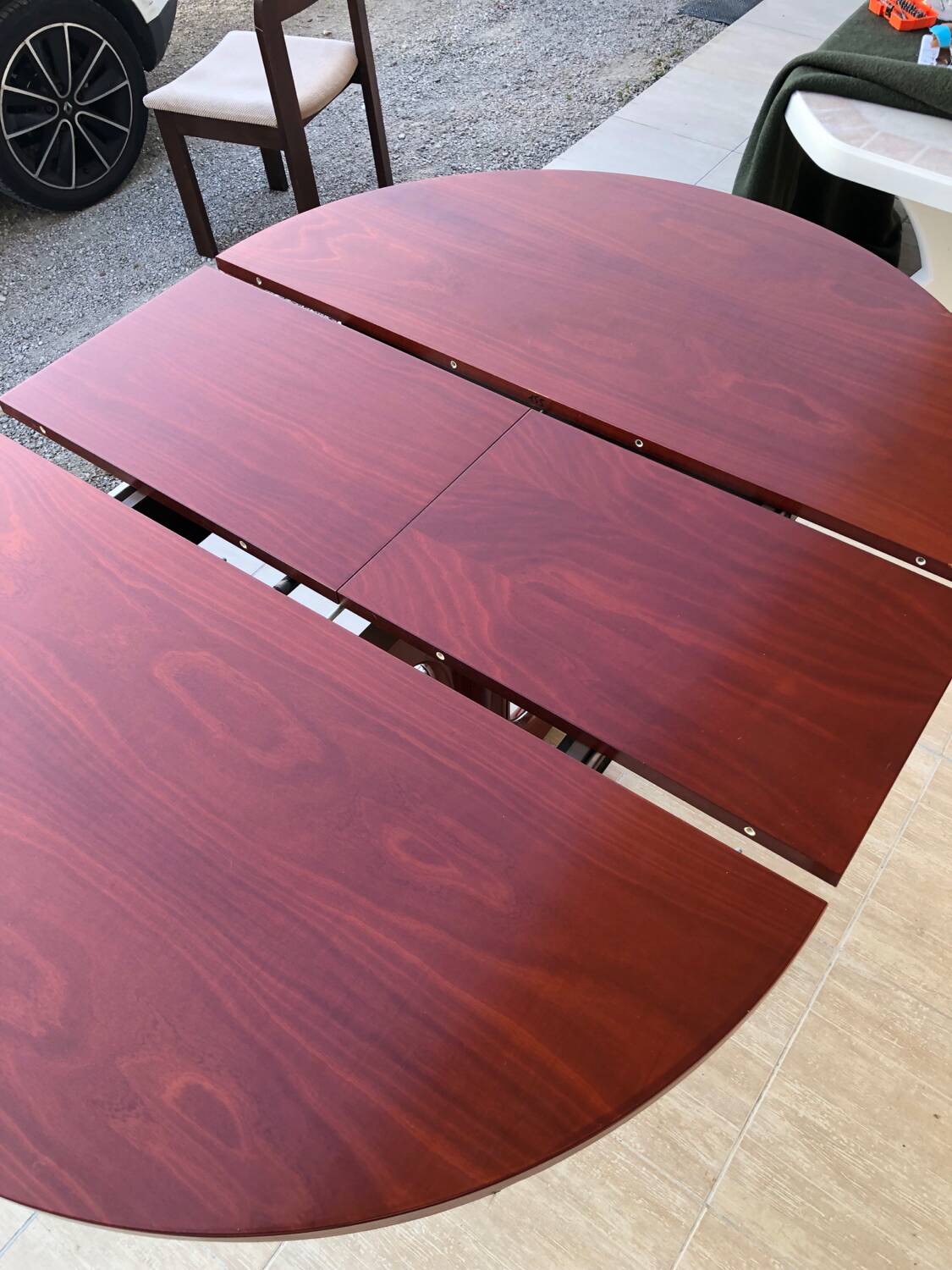 Baumann extendable round table