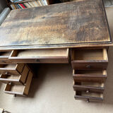 Bureau ancien en bois avec tiroirs.