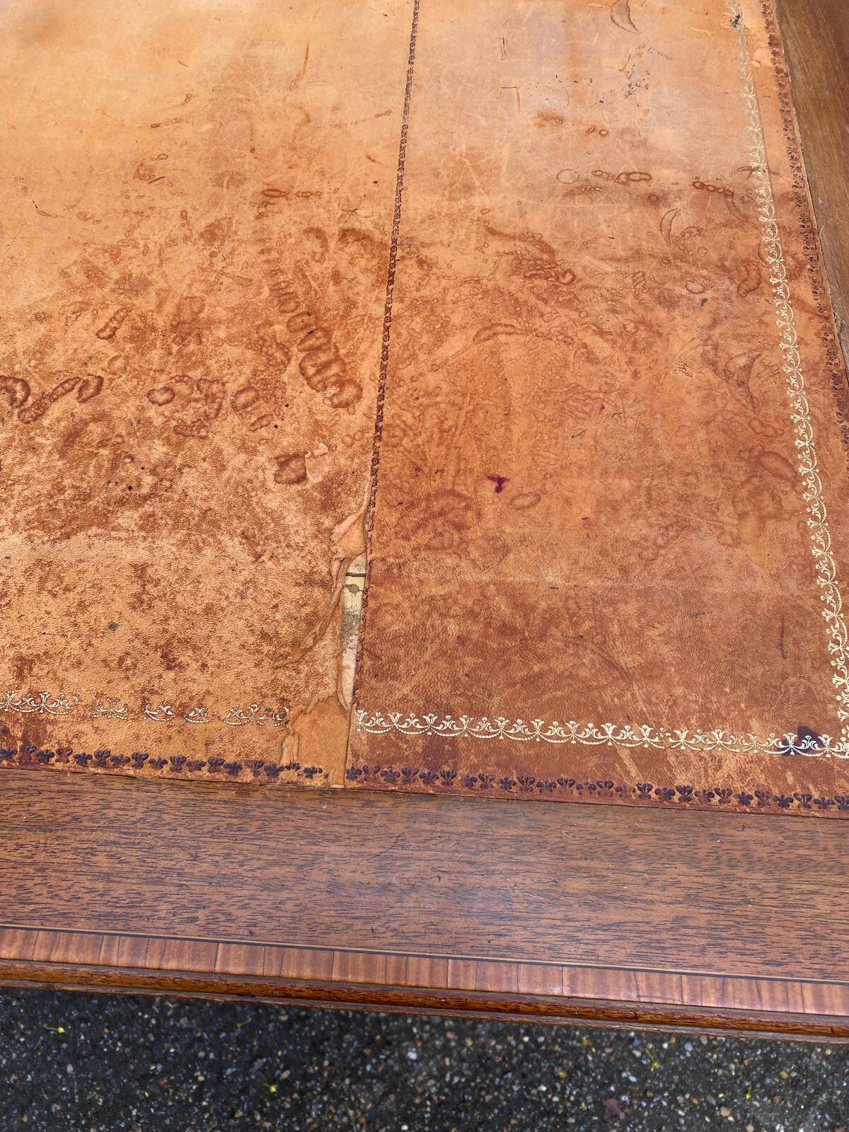 Bureau Louis XVI en bois  et cuir du 19ème