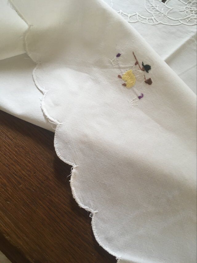 Oval tablecloth and napkins in white cotton embroidered in color